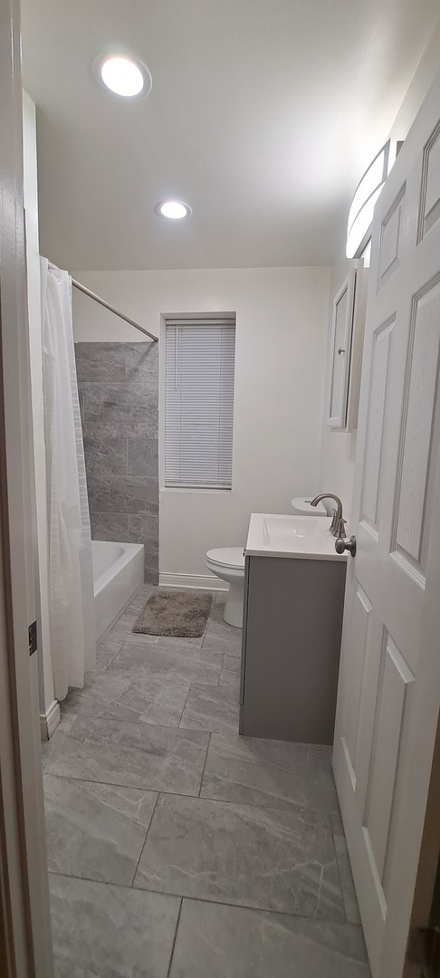 2958 W Nelson Street, Chicago, IL 60618