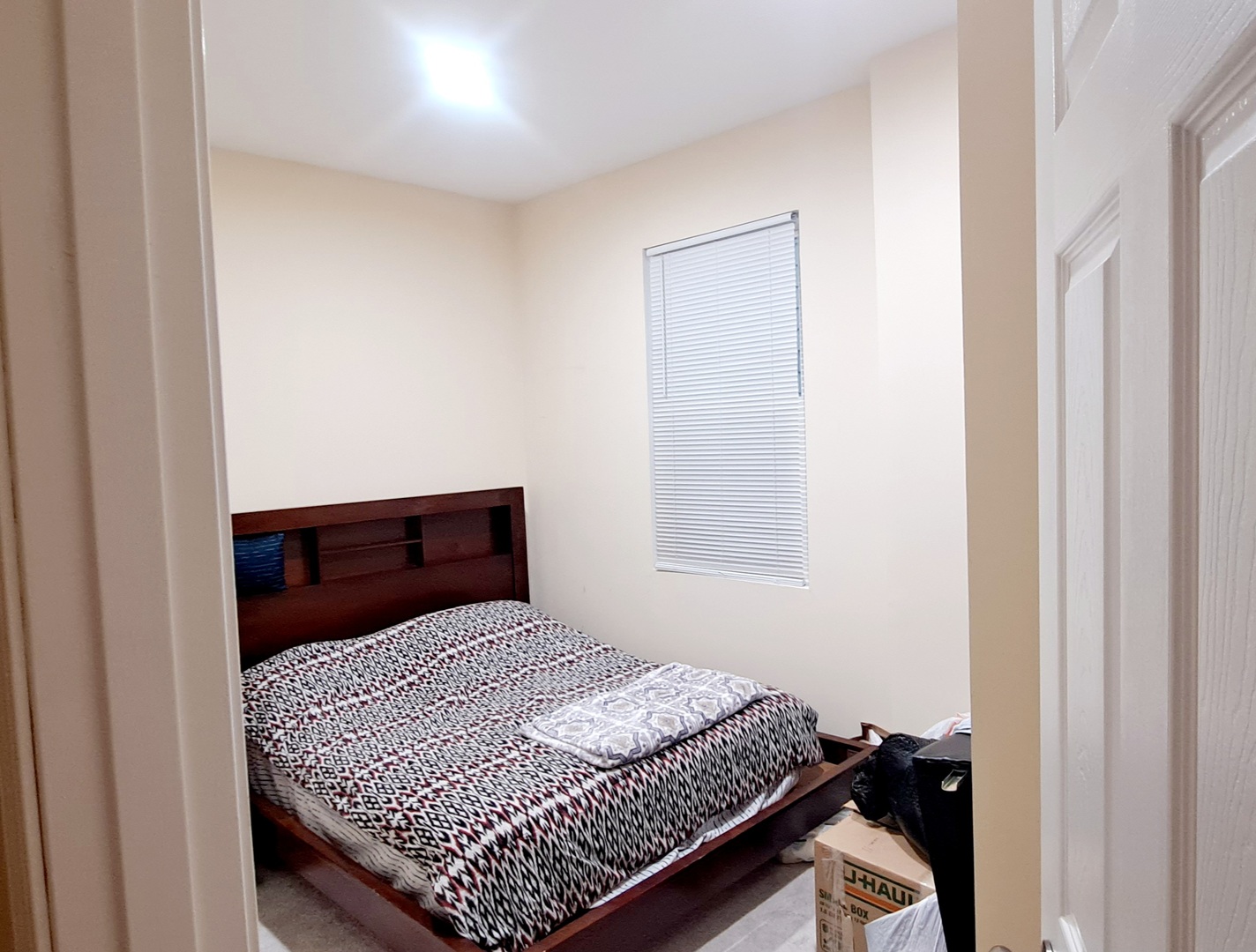 2958 W Nelson Street, Chicago, IL 60618