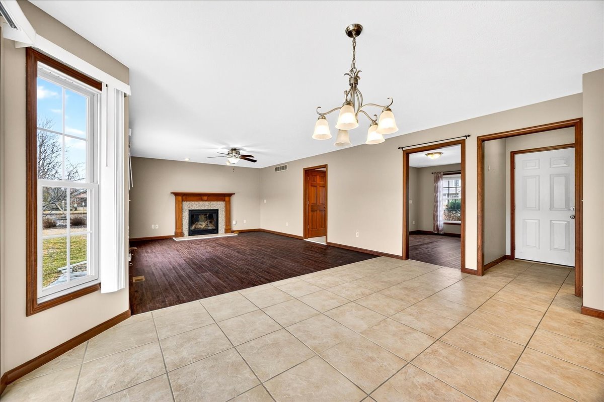 1307 Longford Lane, Bloomington, IL 61704