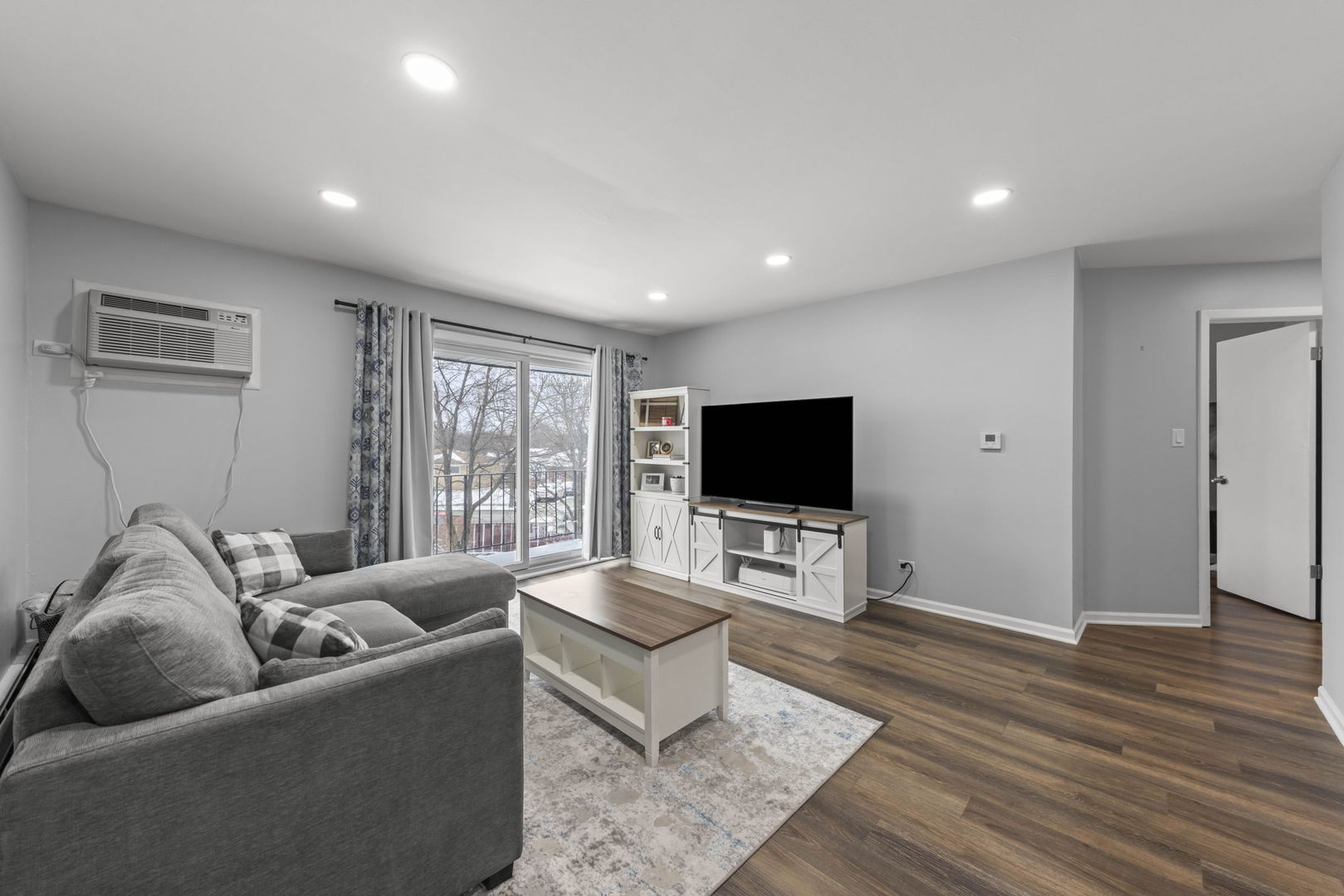 215 S Hale Street #9B, Addison, IL 60101