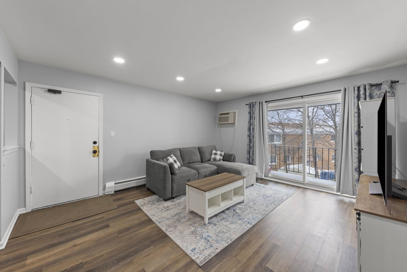 215 S Hale Street #9B, Addison, IL 60101