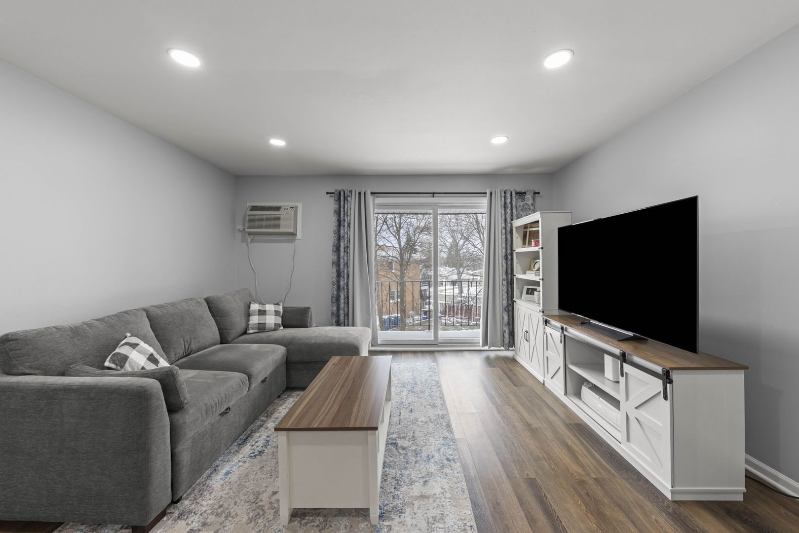 215 S Hale Street #9B, Addison, IL 60101