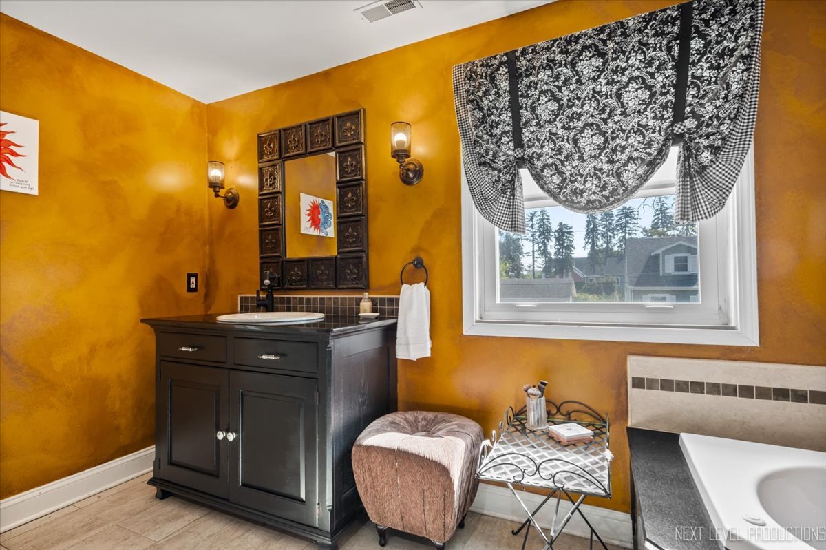 83 N Park Boulevard, Glen Ellyn, IL 60137