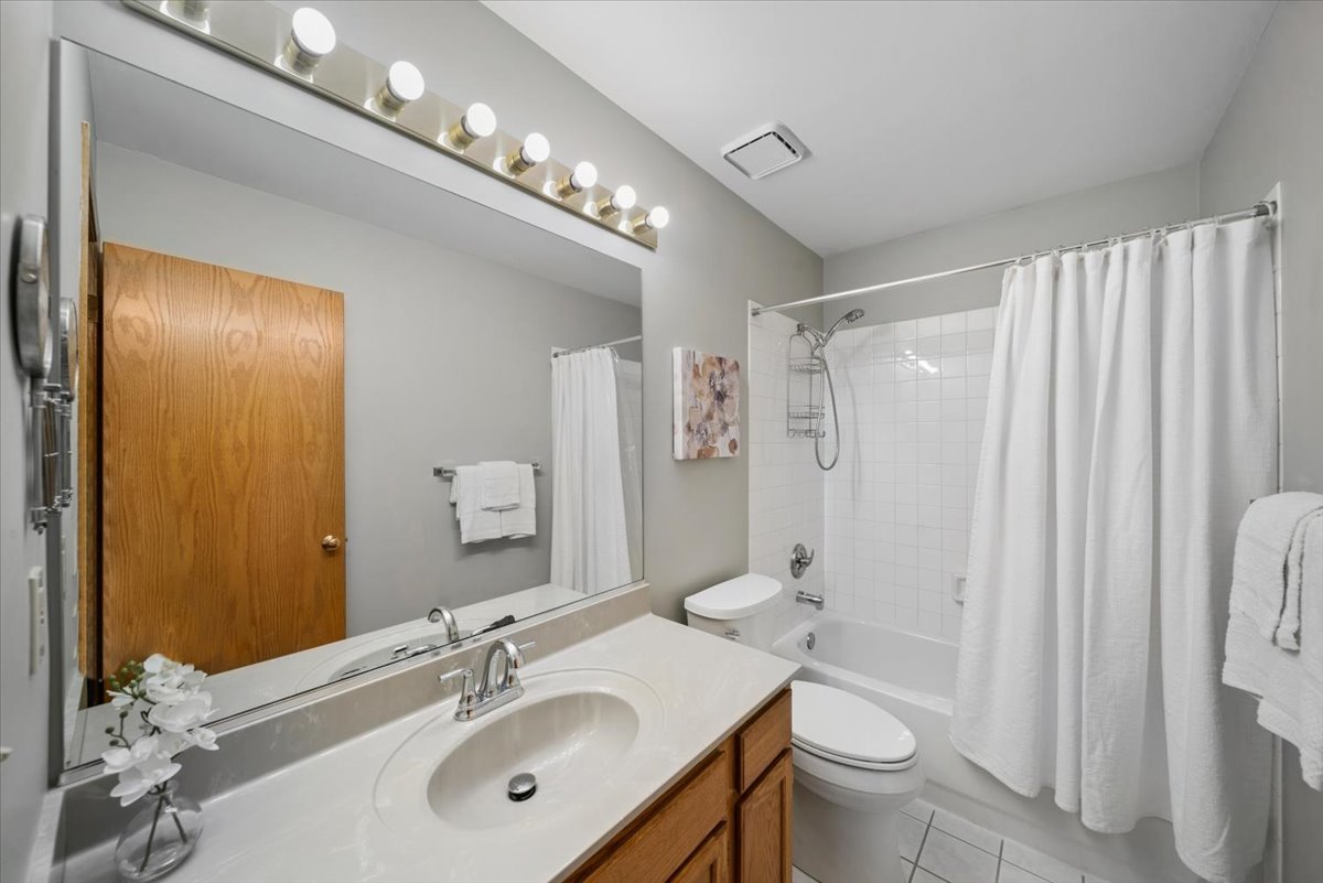 3195 Village Green Drive, Aurora, IL 60504