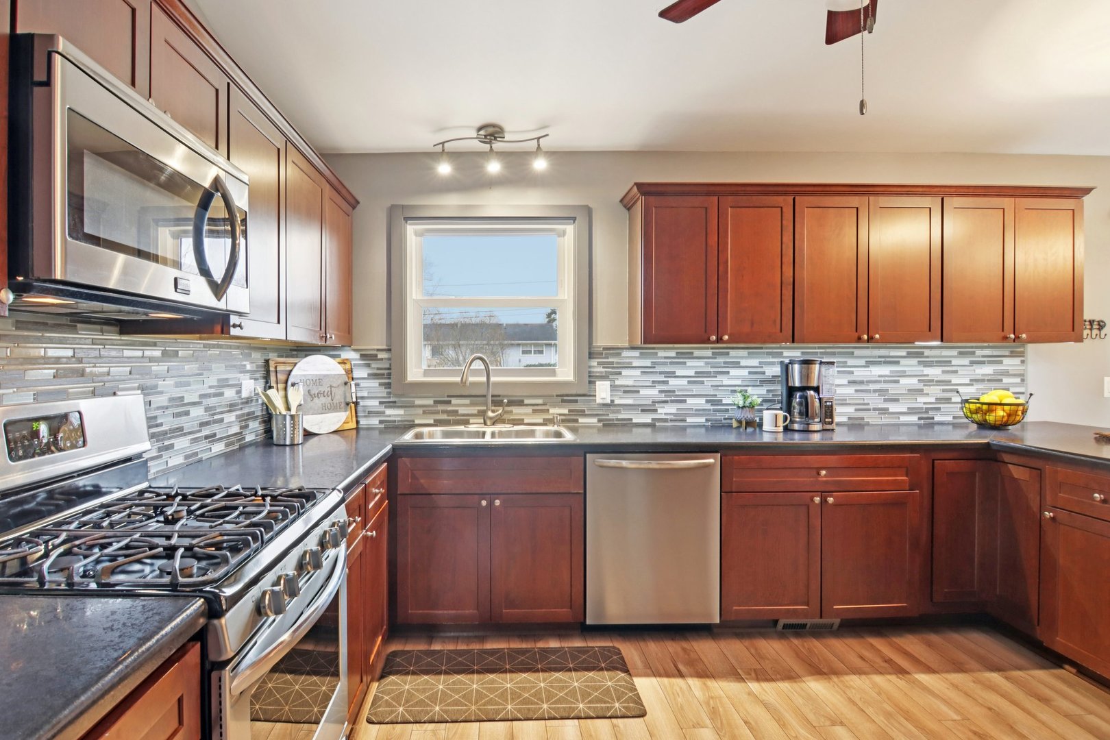 1811 Longmeadow Drive, Lindenhurst, IL 60046