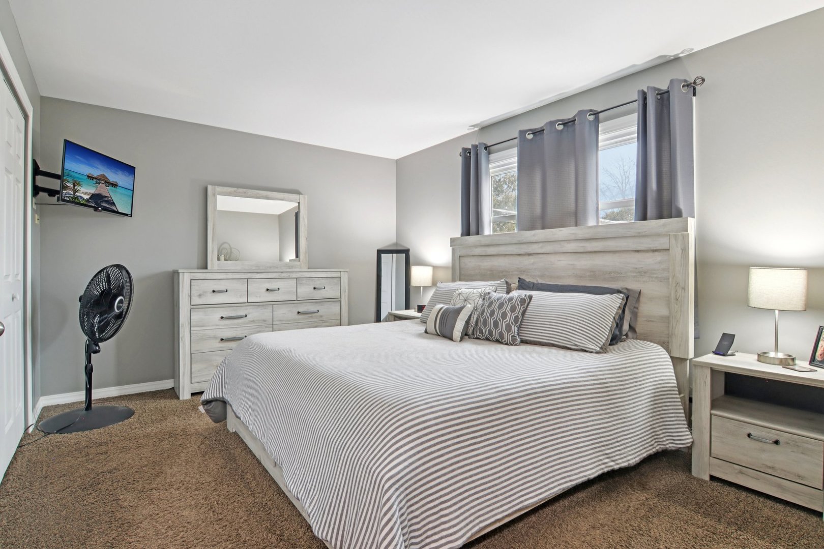 1811 Longmeadow Drive, Lindenhurst, IL 60046