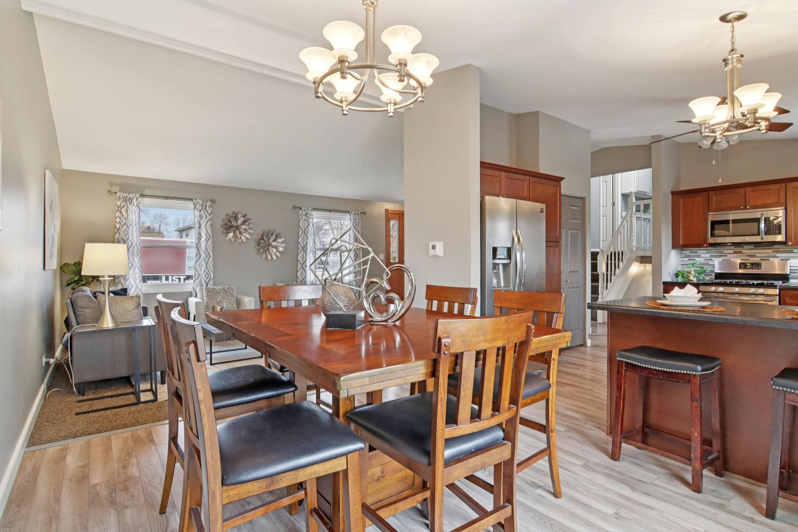 1811 Longmeadow Drive, Lindenhurst, IL 60046