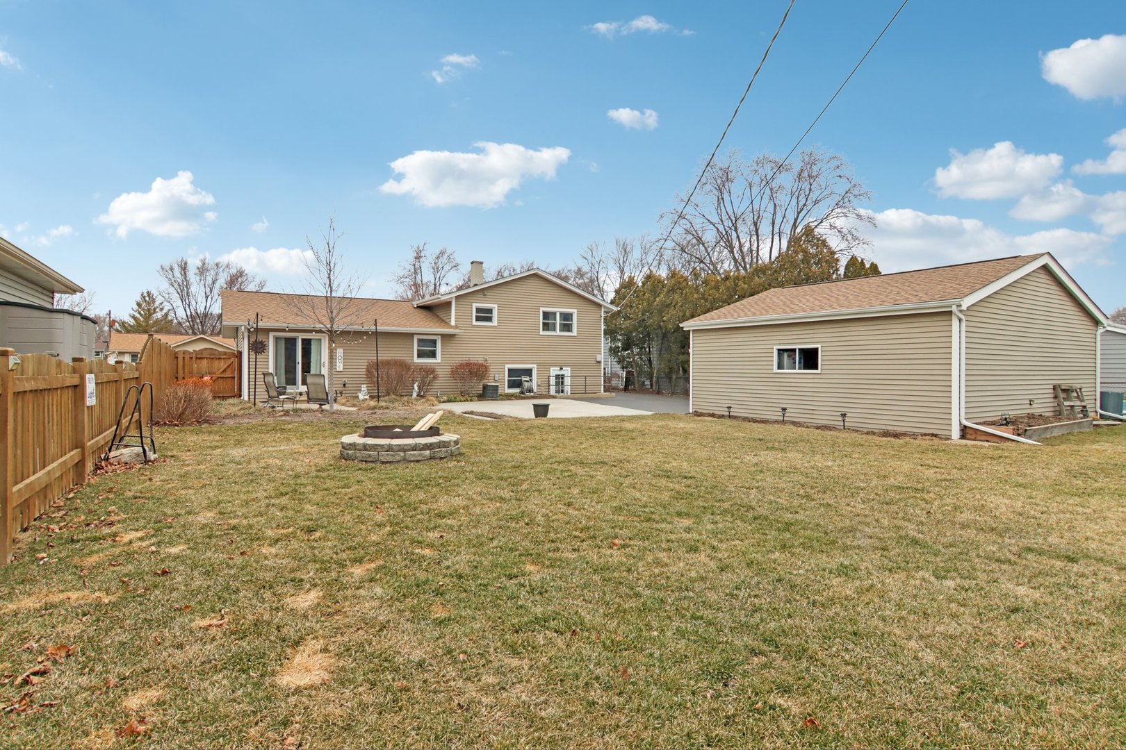 1811 Longmeadow Drive, Lindenhurst, IL 60046