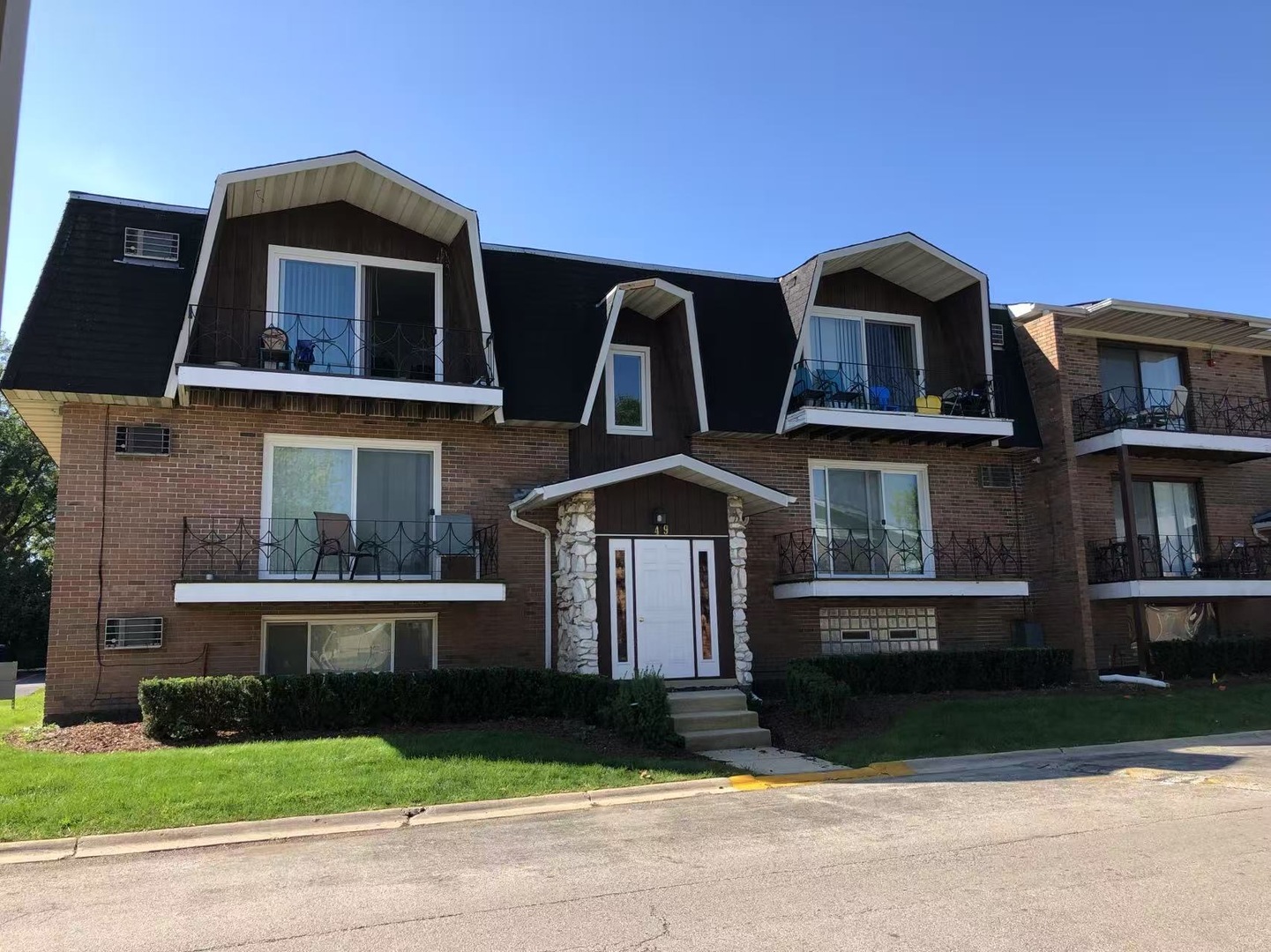 49 W 66th Street #2, Westmont, IL 60559