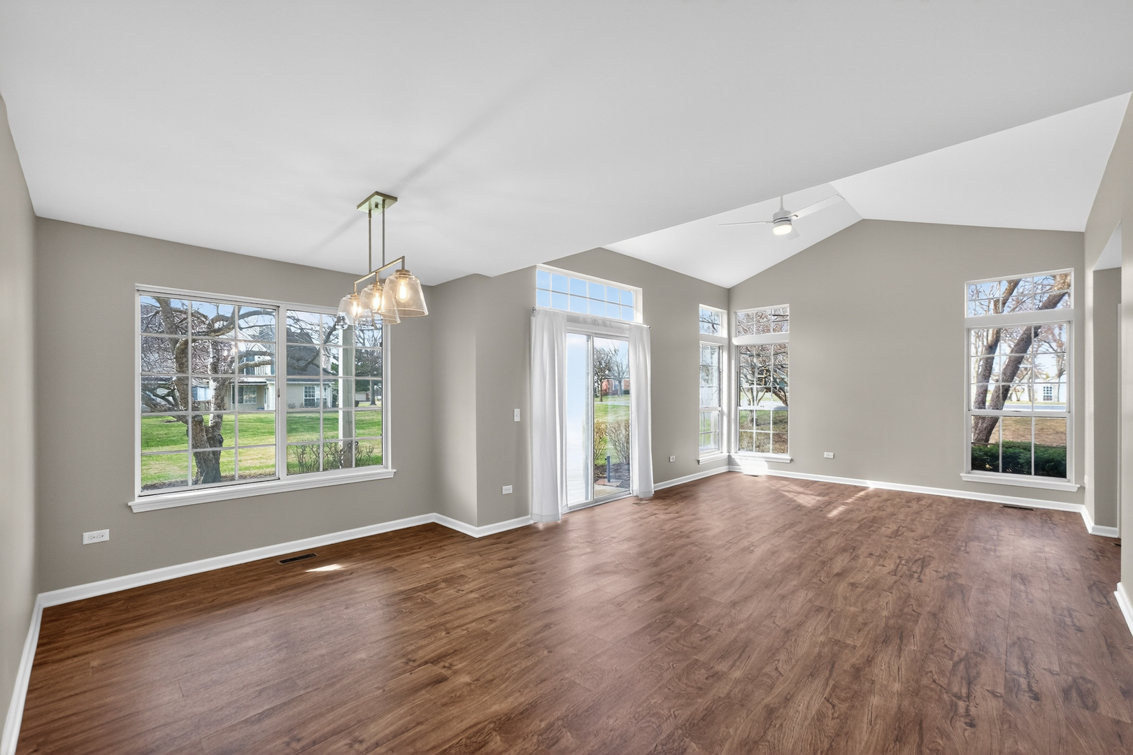 446 cromwell Circle #4, Bartlett, IL 60103