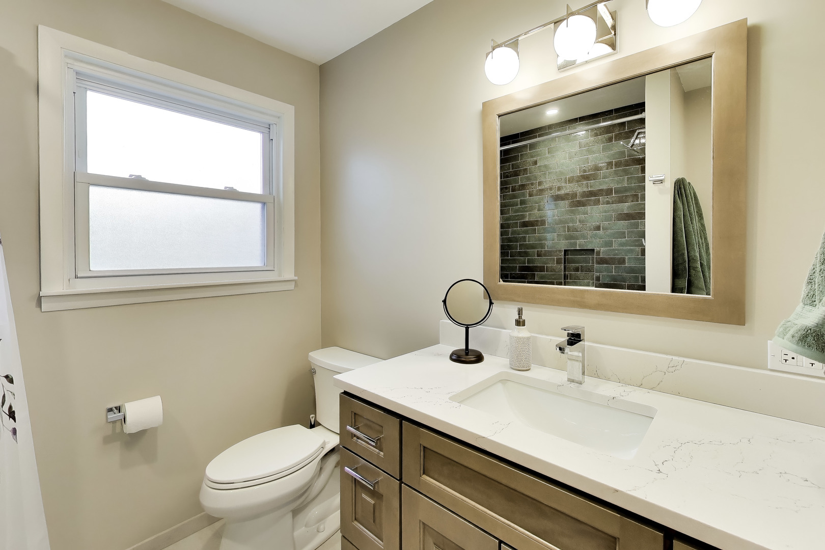 1120 N Haddow Avenue, Arlington Heights, IL 60004