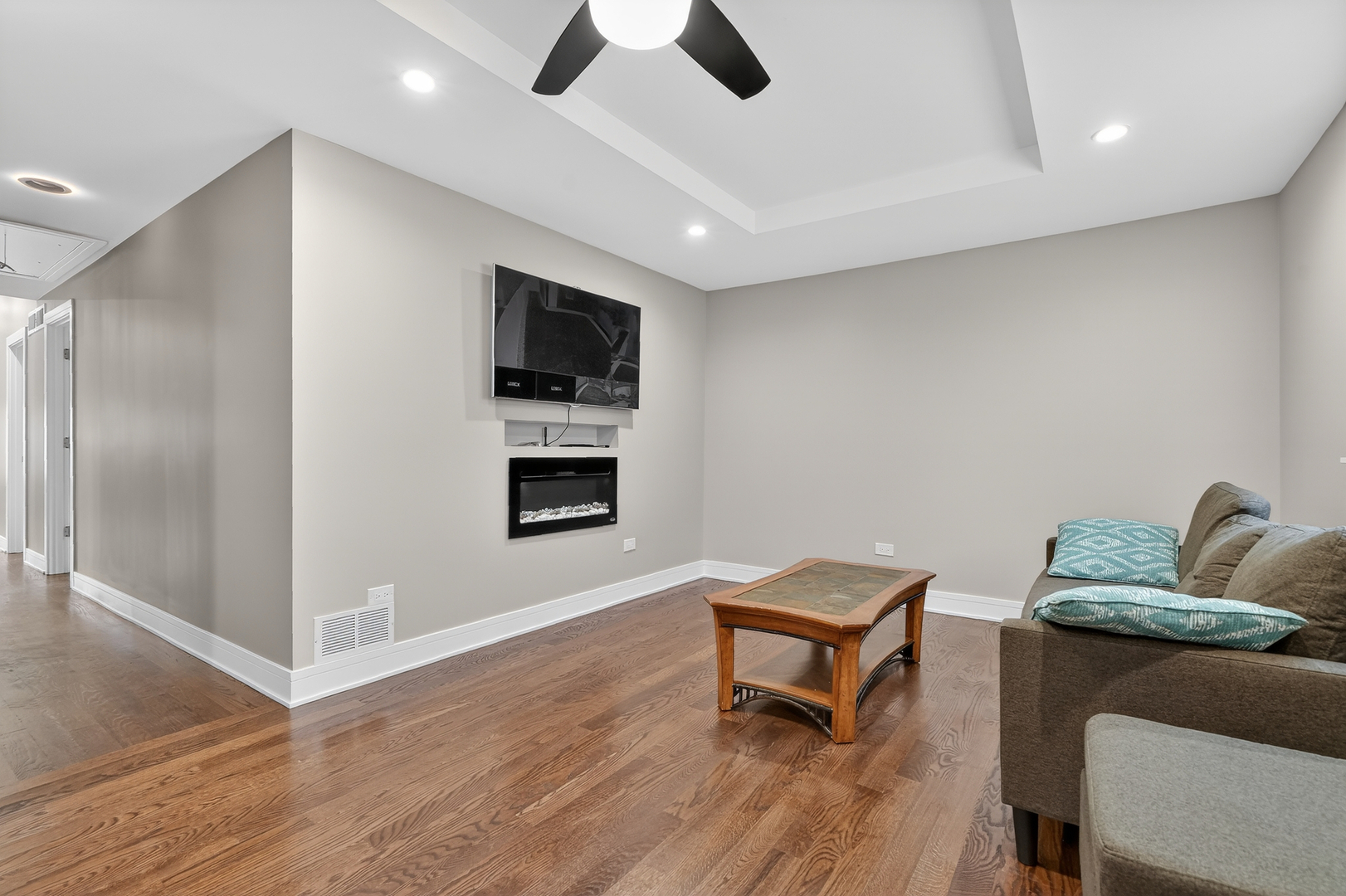 5819 S Newcastle Avenue, Chicago, IL 60638