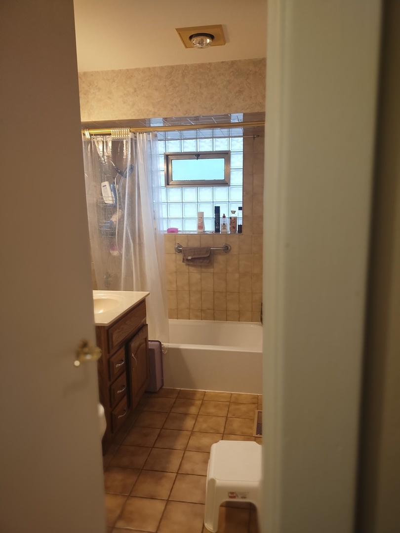 13212 W Playfield Drive, Crestwood, IL 60418