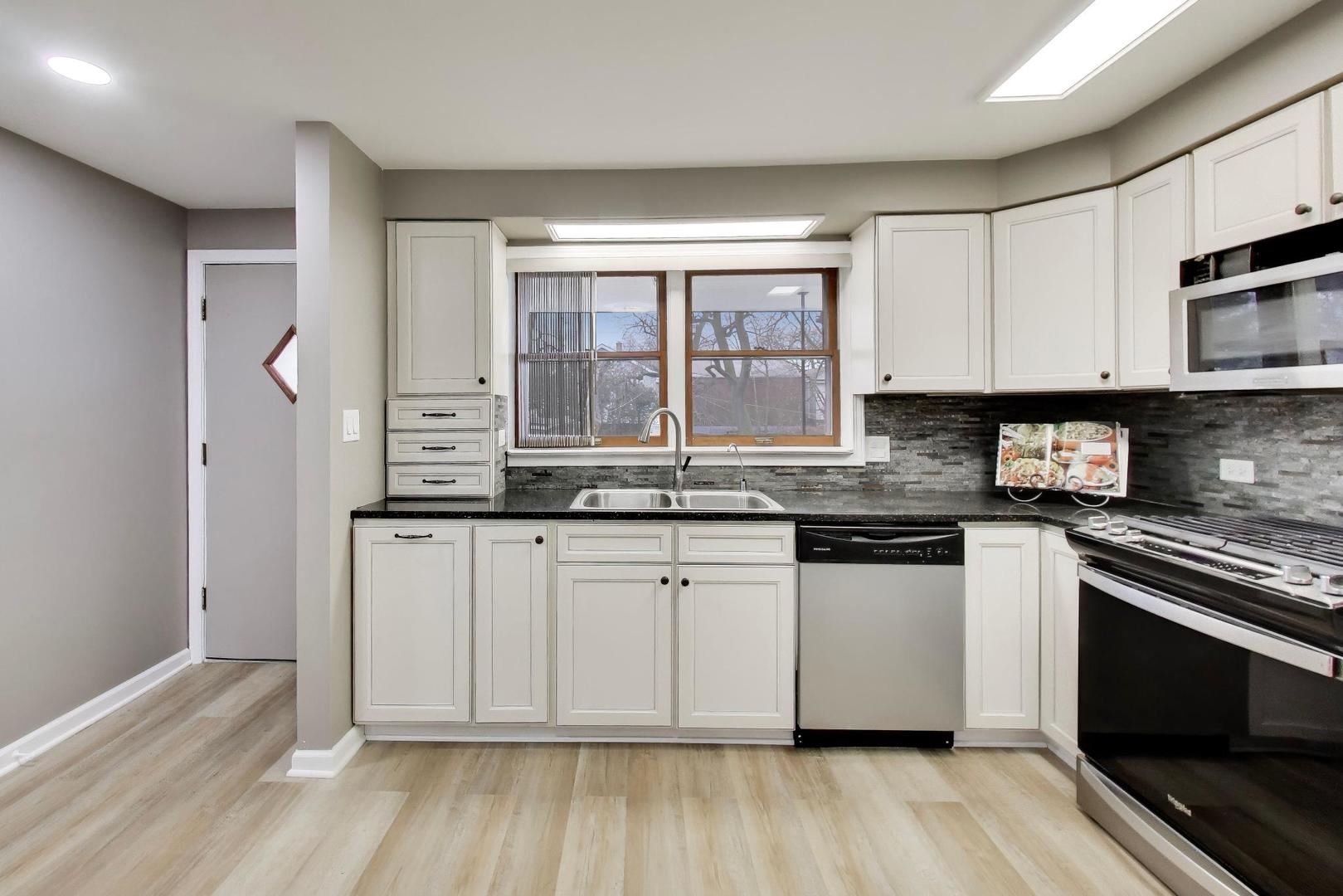 22 N PISTAKEE LAKE Road #3E, Fox Lake, IL 60020