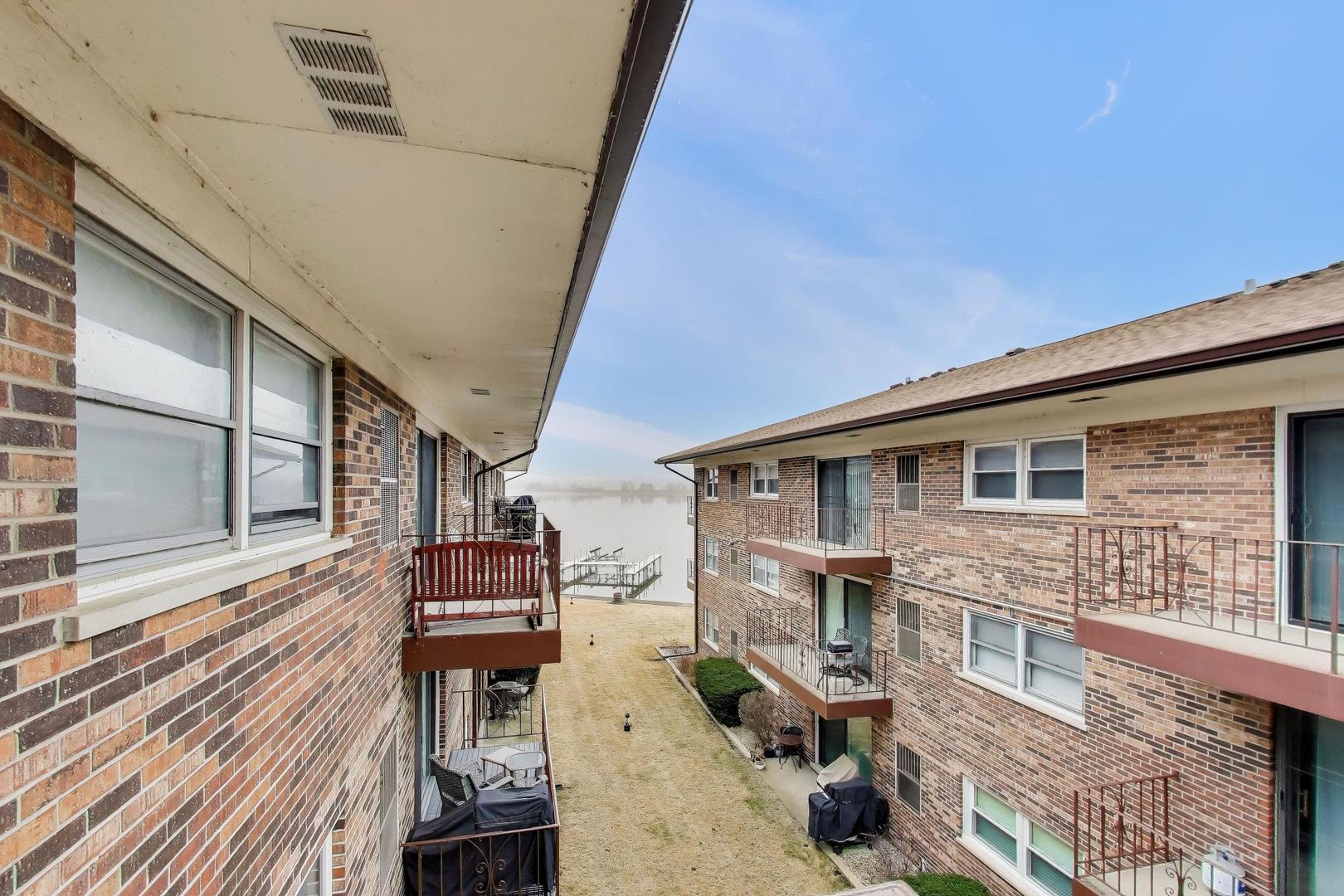 22 N PISTAKEE LAKE Road #3E, Fox Lake, IL 60020