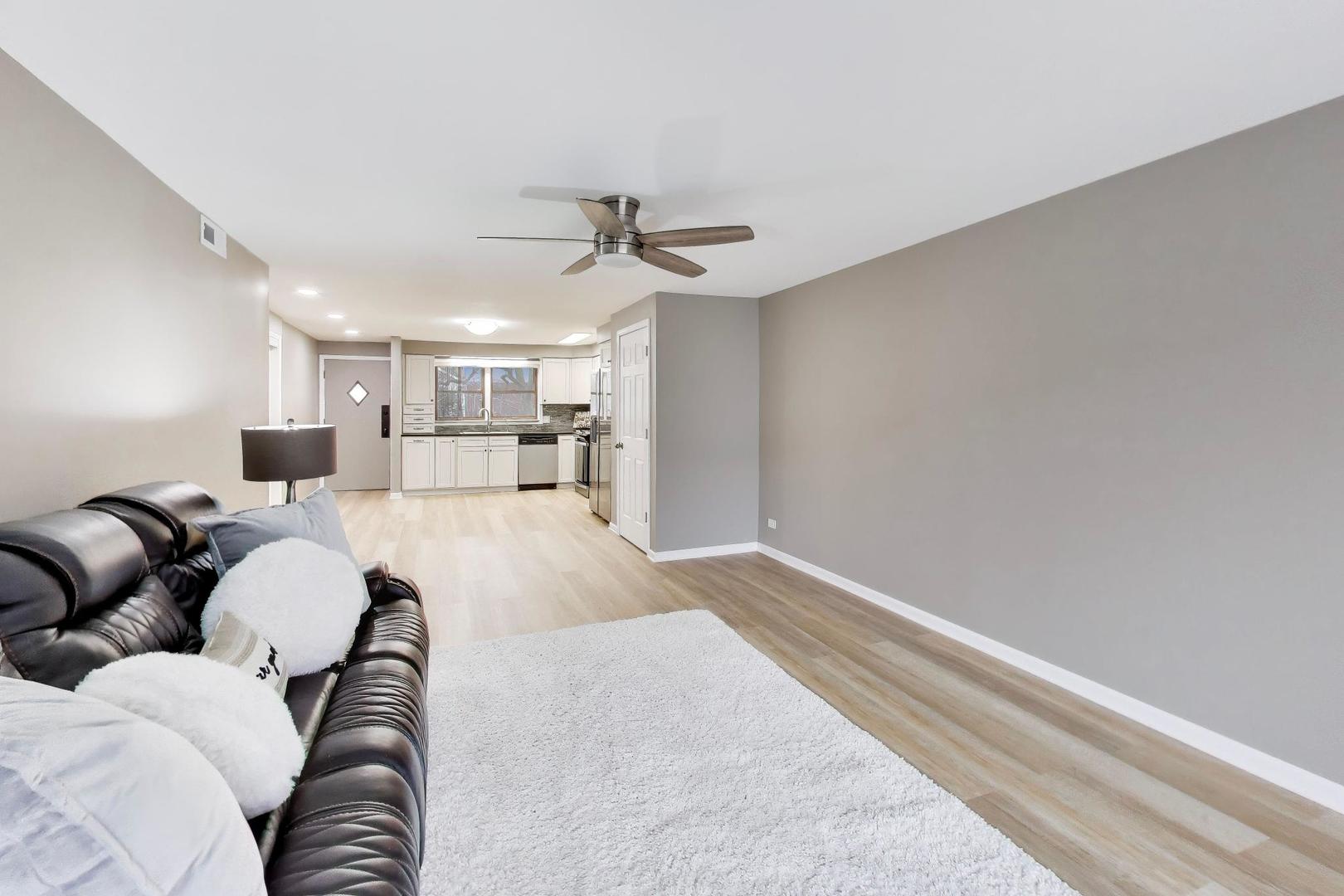 22 N PISTAKEE LAKE Road #3E, Fox Lake, IL 60020