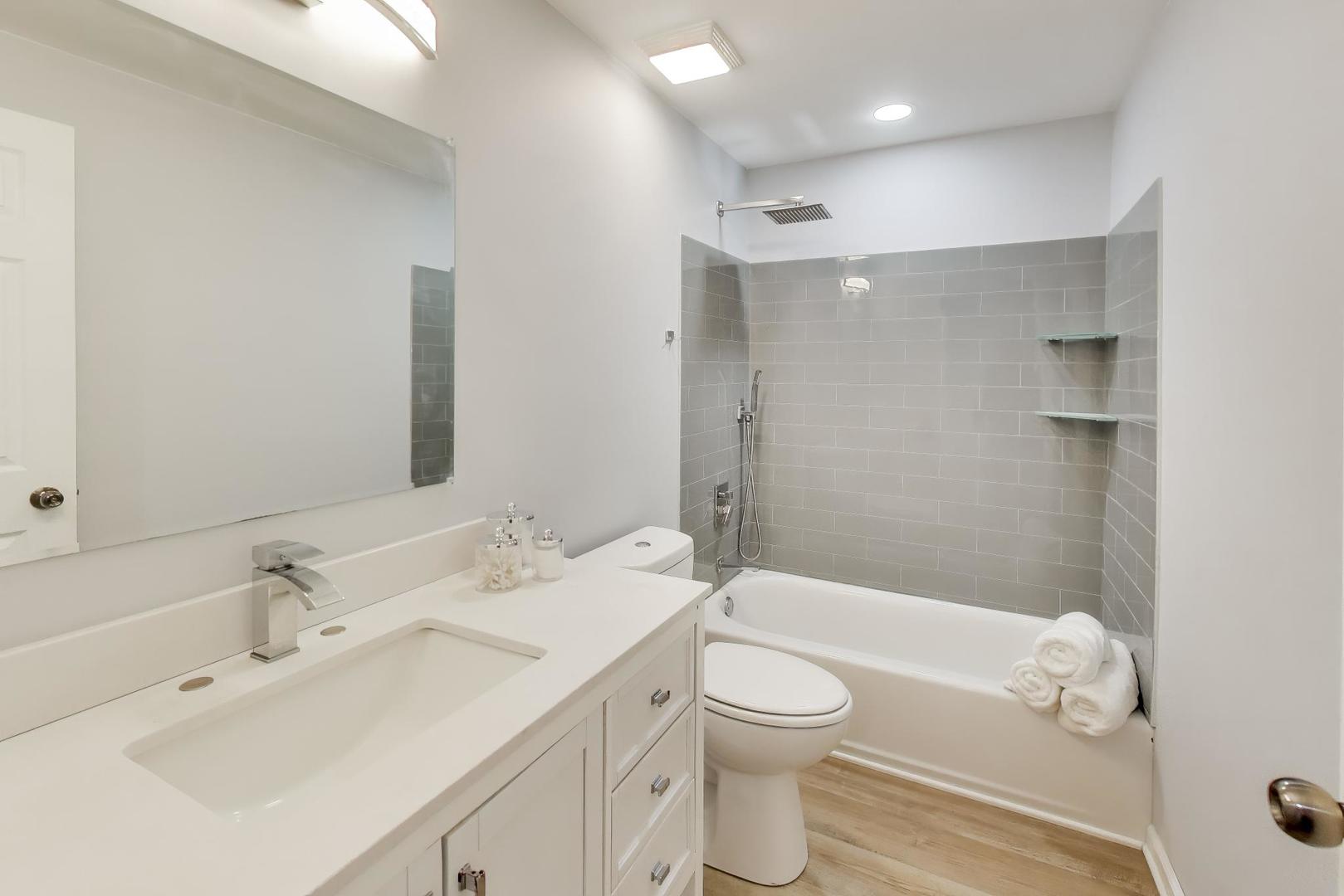 22 N PISTAKEE LAKE Road #3E, Fox Lake, IL 60020