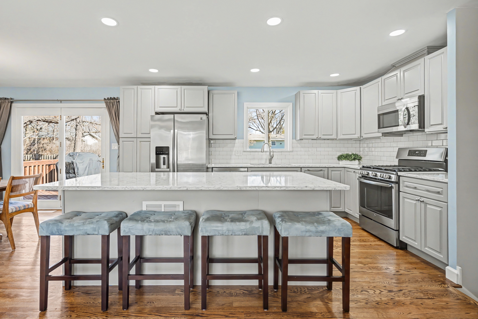 6825 Meadowcrest Drive, Downers Grove, IL 60516