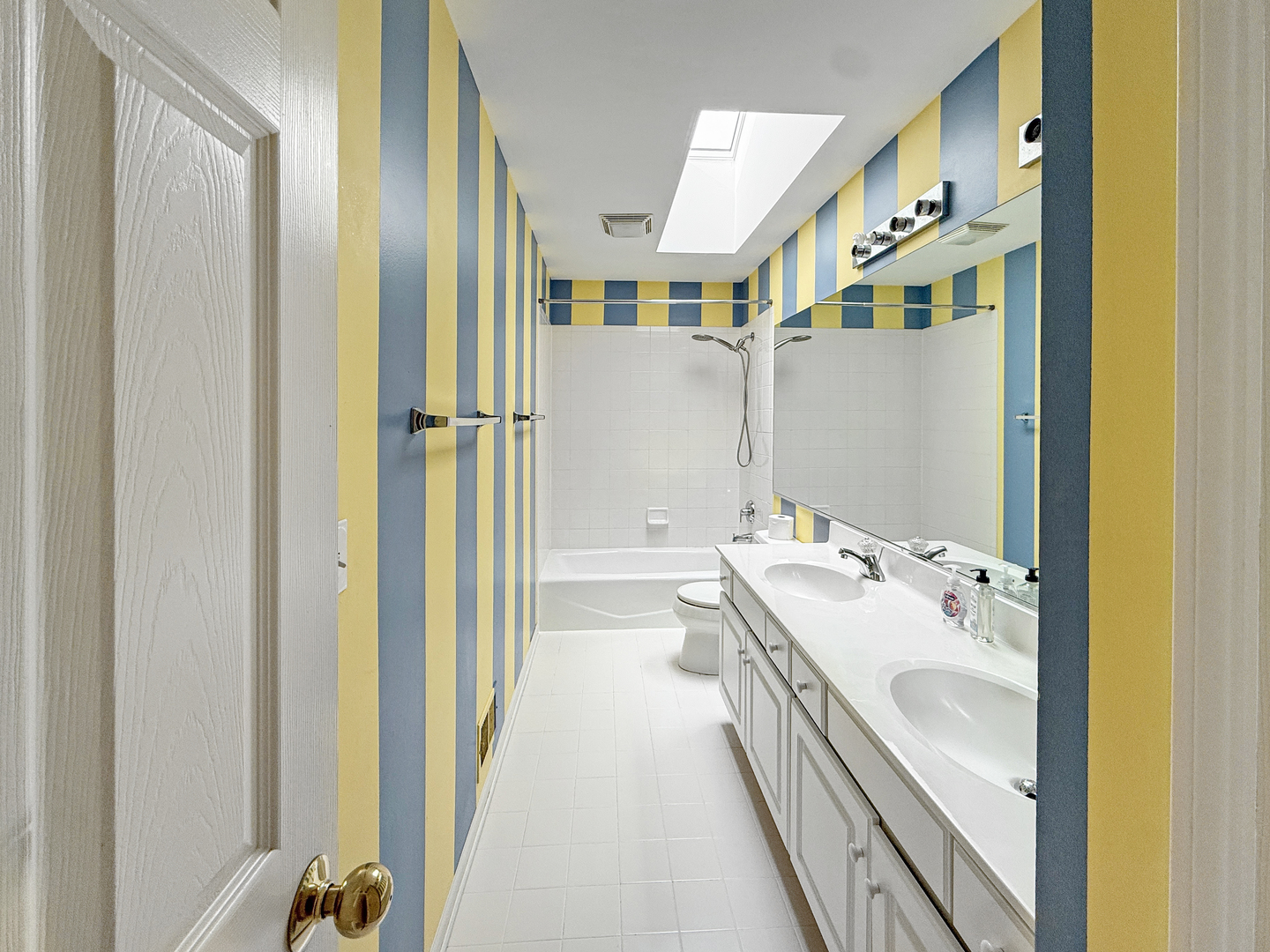 18421 W SPRINGWOOD Drive, Grayslake, IL 60030