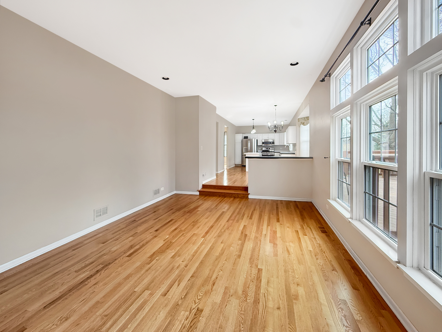 18421 W SPRINGWOOD Drive, Grayslake, IL 60030