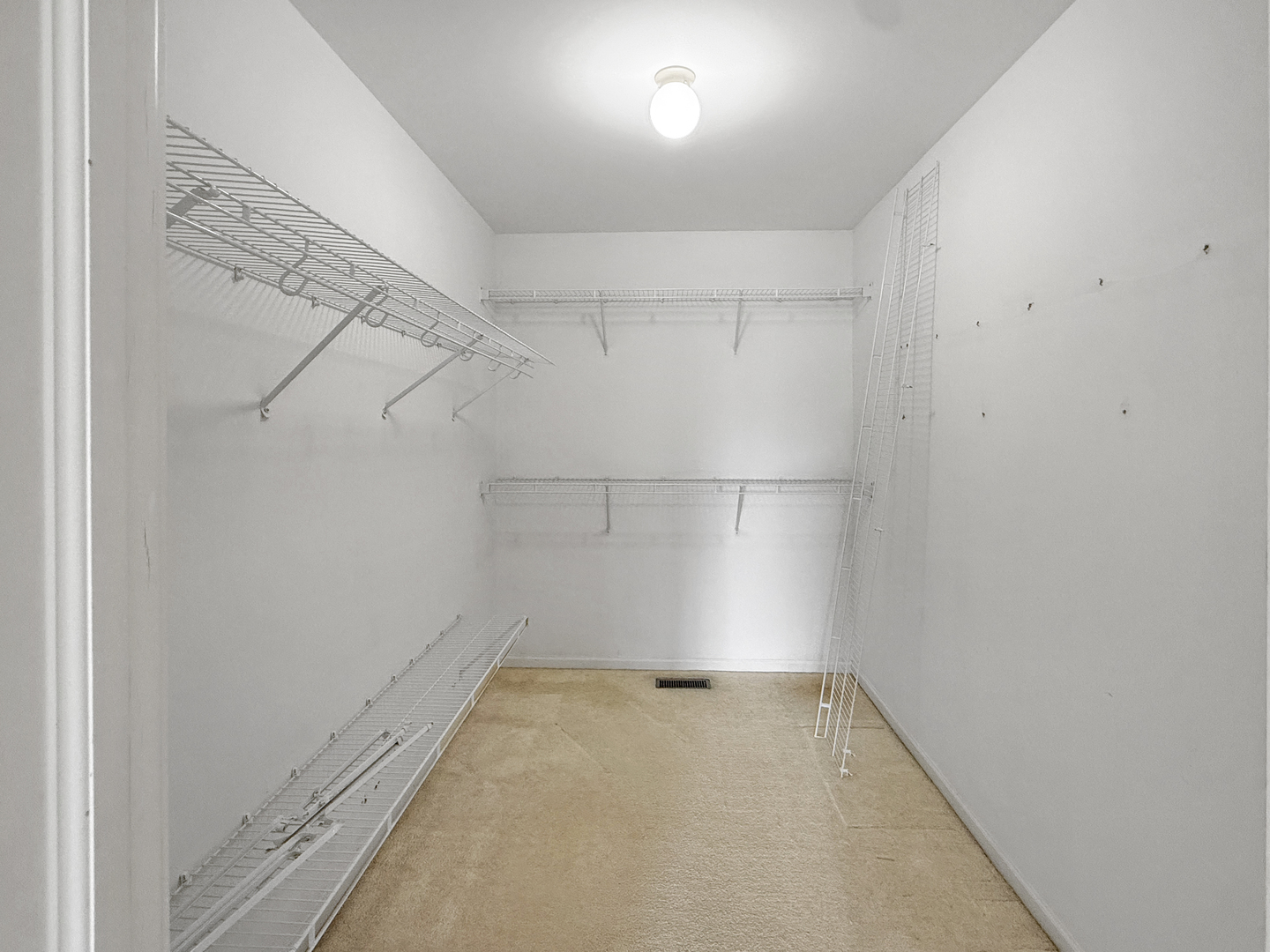 18421 W SPRINGWOOD Drive, Grayslake, IL 60030