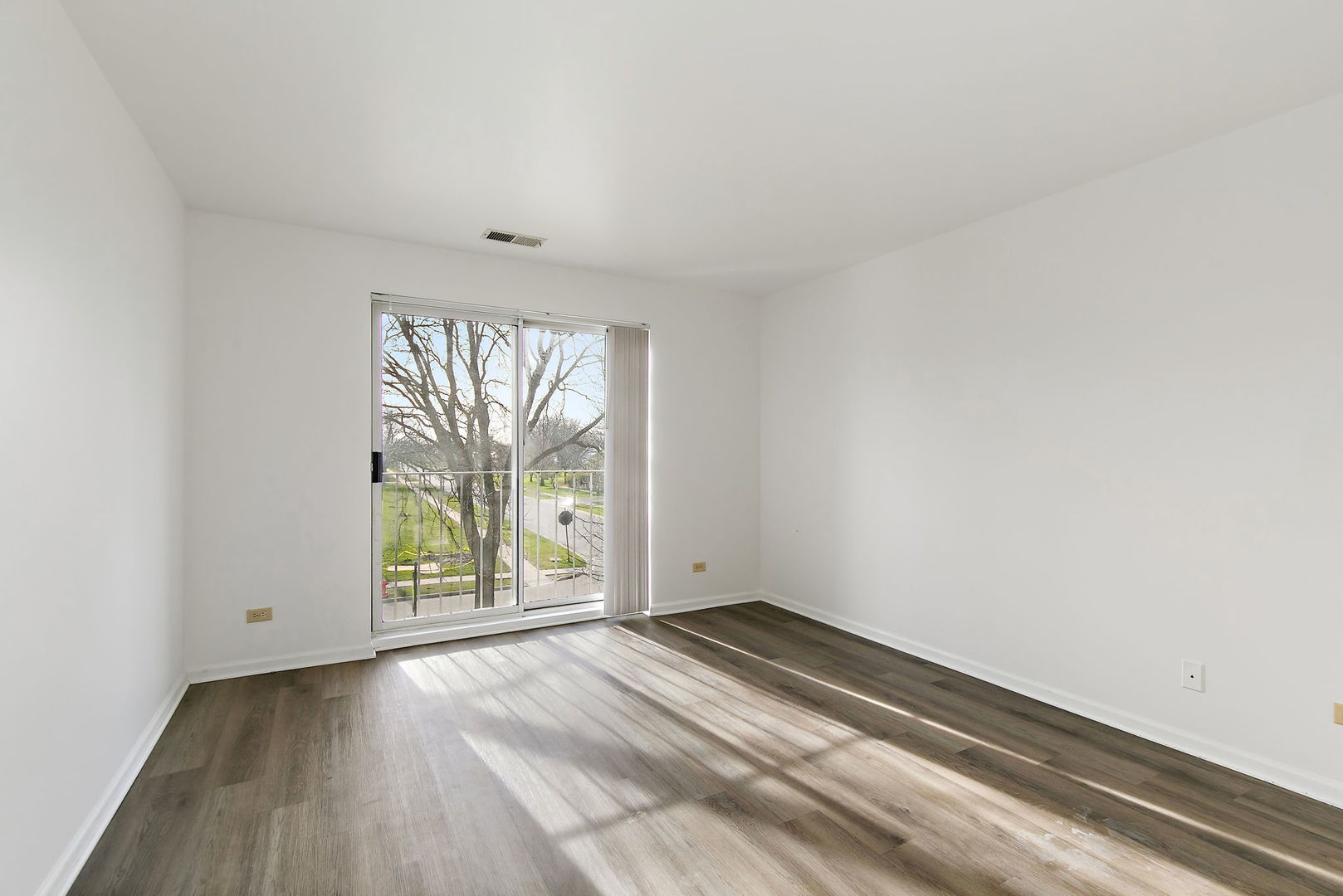 805 Leicester Road #211, Elk Grove Village, IL 60007