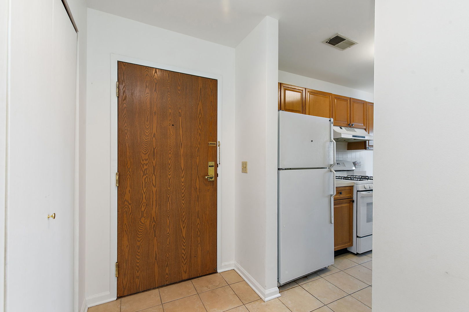 805 Leicester Road #211, Elk Grove Village, IL 60007