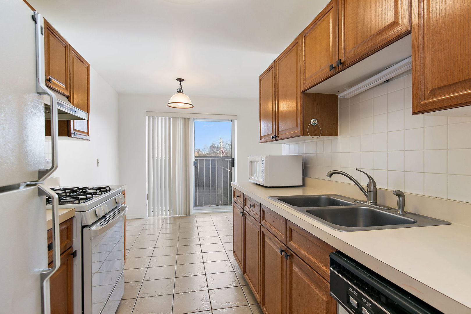 805 Leicester Road #211, Elk Grove Village, IL 60007