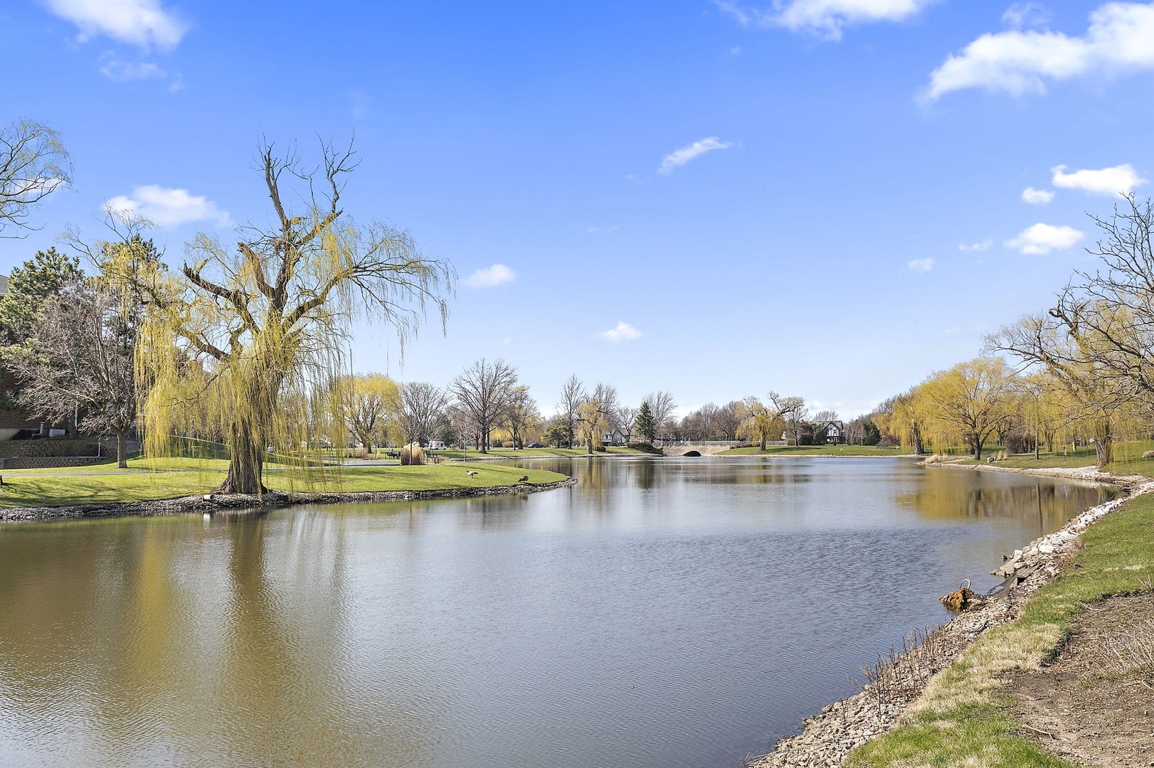 805 Leicester Road #211, Elk Grove Village, IL 60007