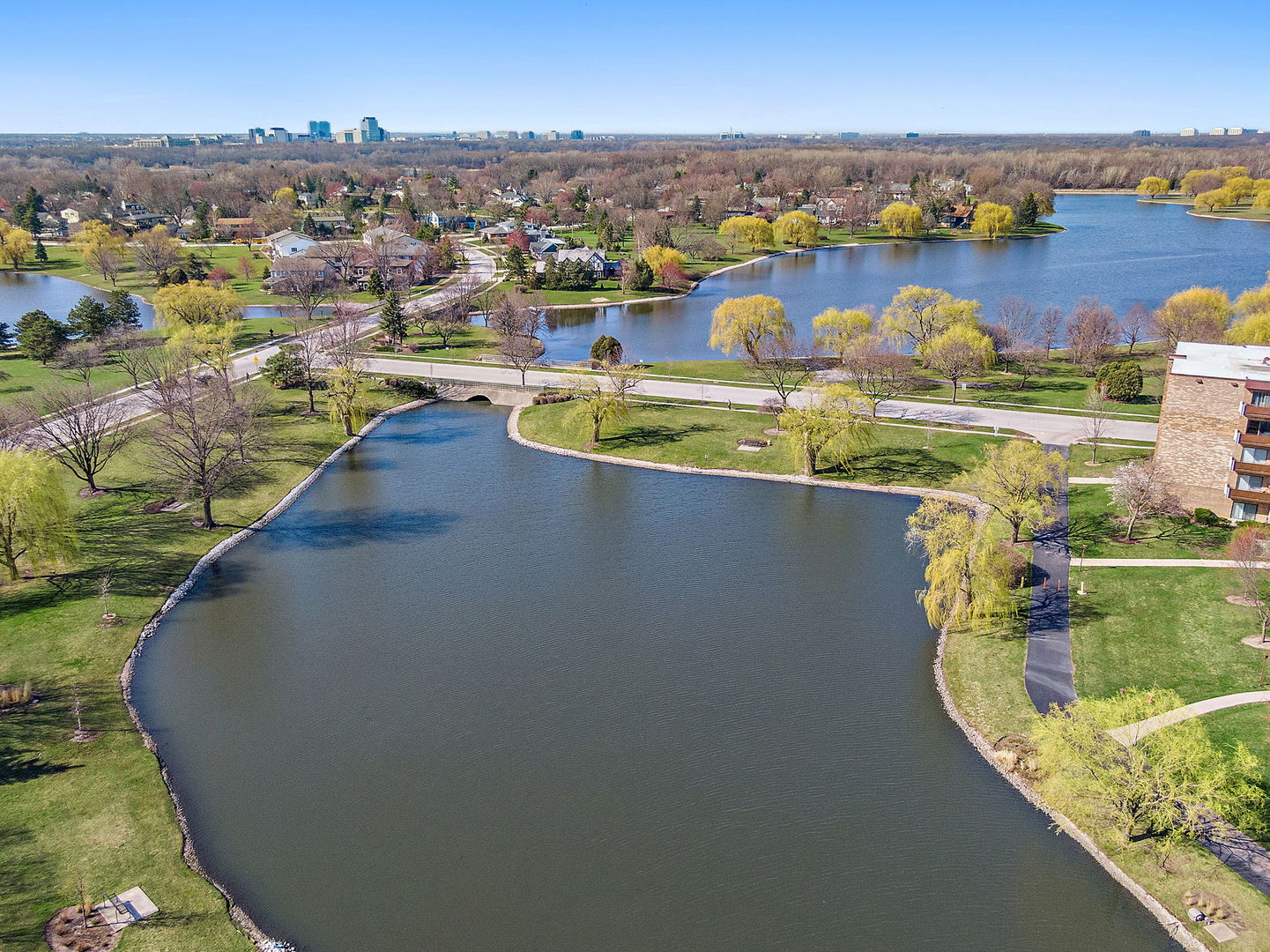 805 Leicester Road #211, Elk Grove Village, IL 60007