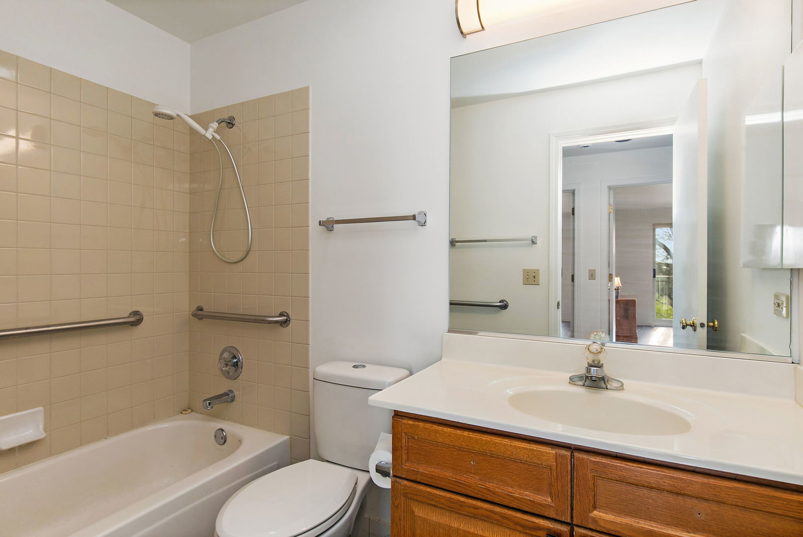 805 Leicester Road #211, Elk Grove Village, IL 60007