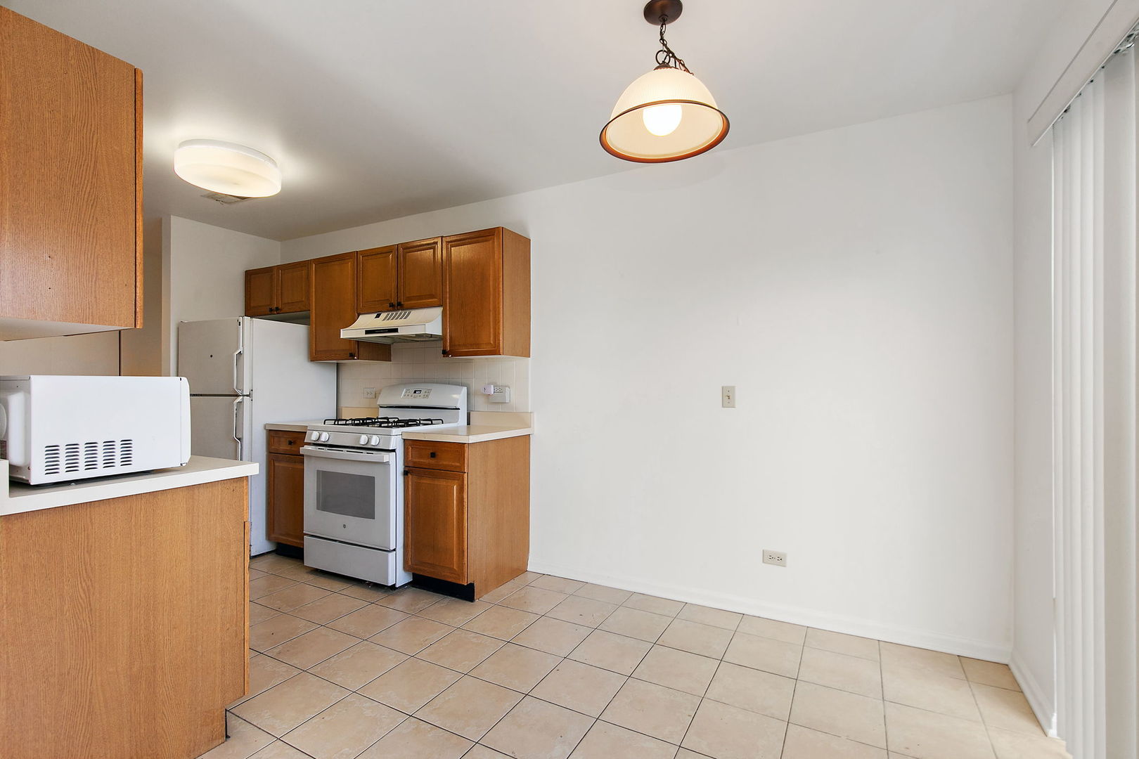 805 Leicester Road #211, Elk Grove Village, IL 60007