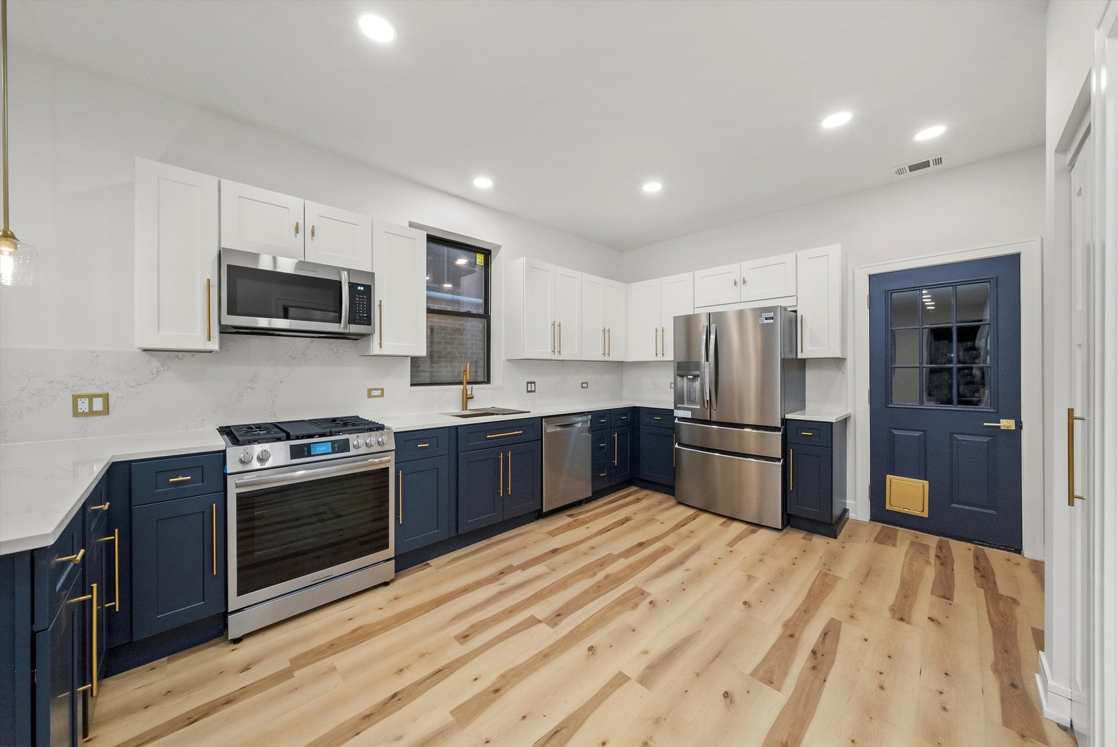 1040 W 34th Place, Chicago, IL 60608