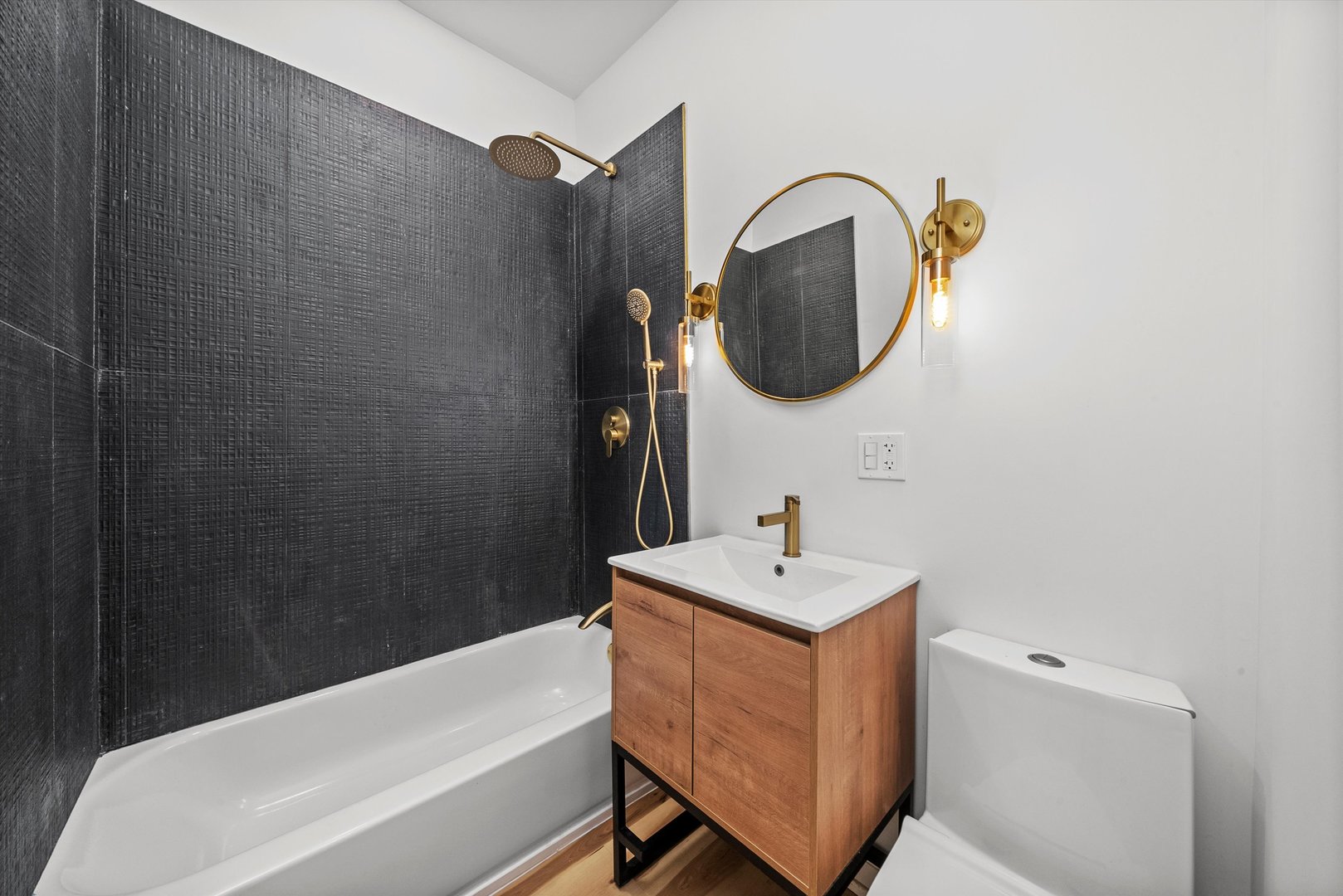 1040 W 34th Place, Chicago, IL 60608