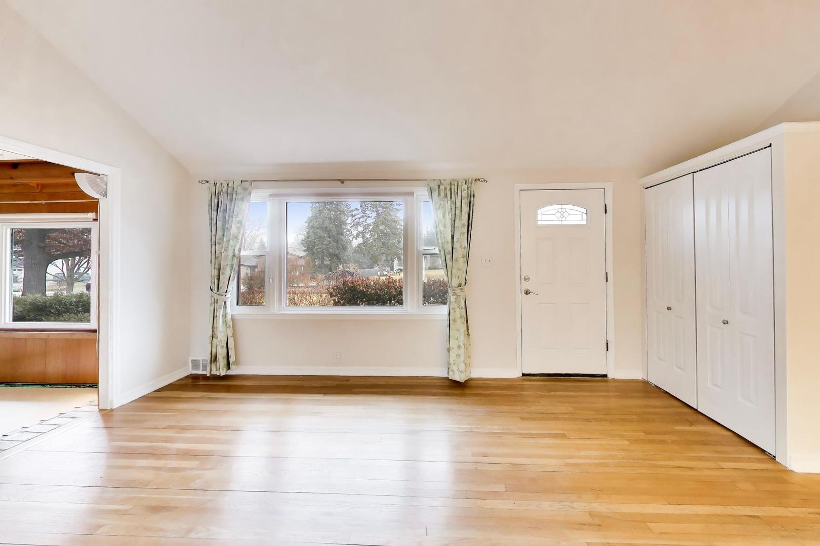 27W734 Parkview Avenue, Warrenville, IL 60555