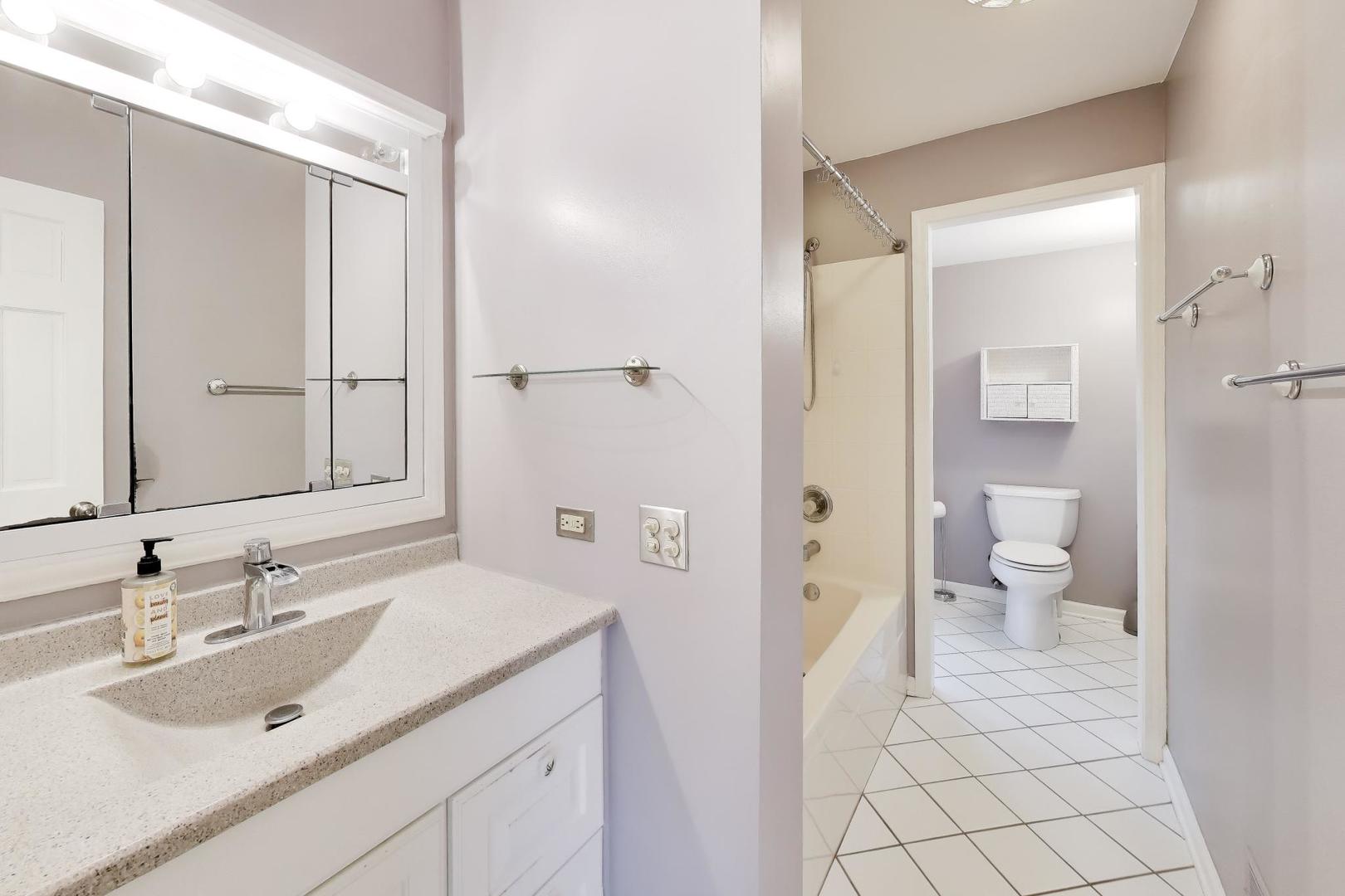 27W734 Parkview Avenue, Warrenville, IL 60555