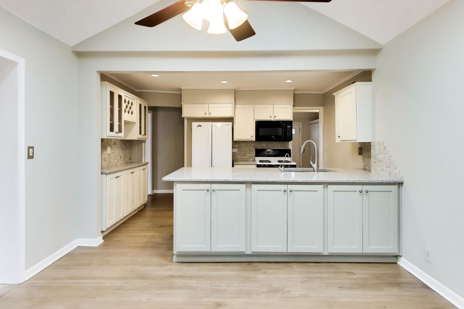 27W734 Parkview Avenue, Warrenville, IL 60555