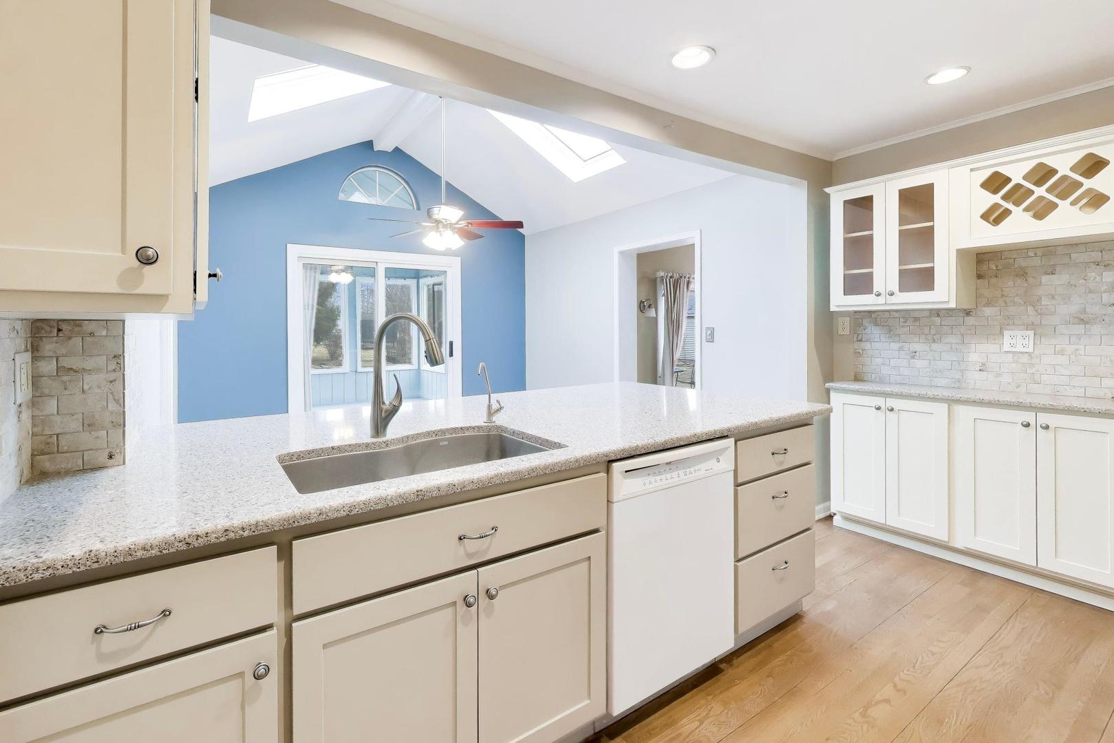 27W734 Parkview Avenue, Warrenville, IL 60555