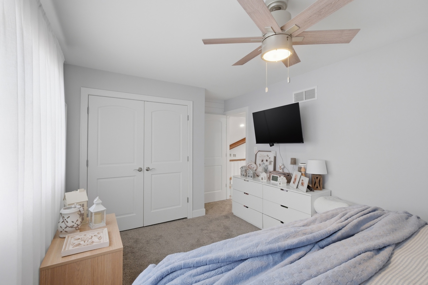 2221 Charmingfare Drive, Woodridge, IL 60517