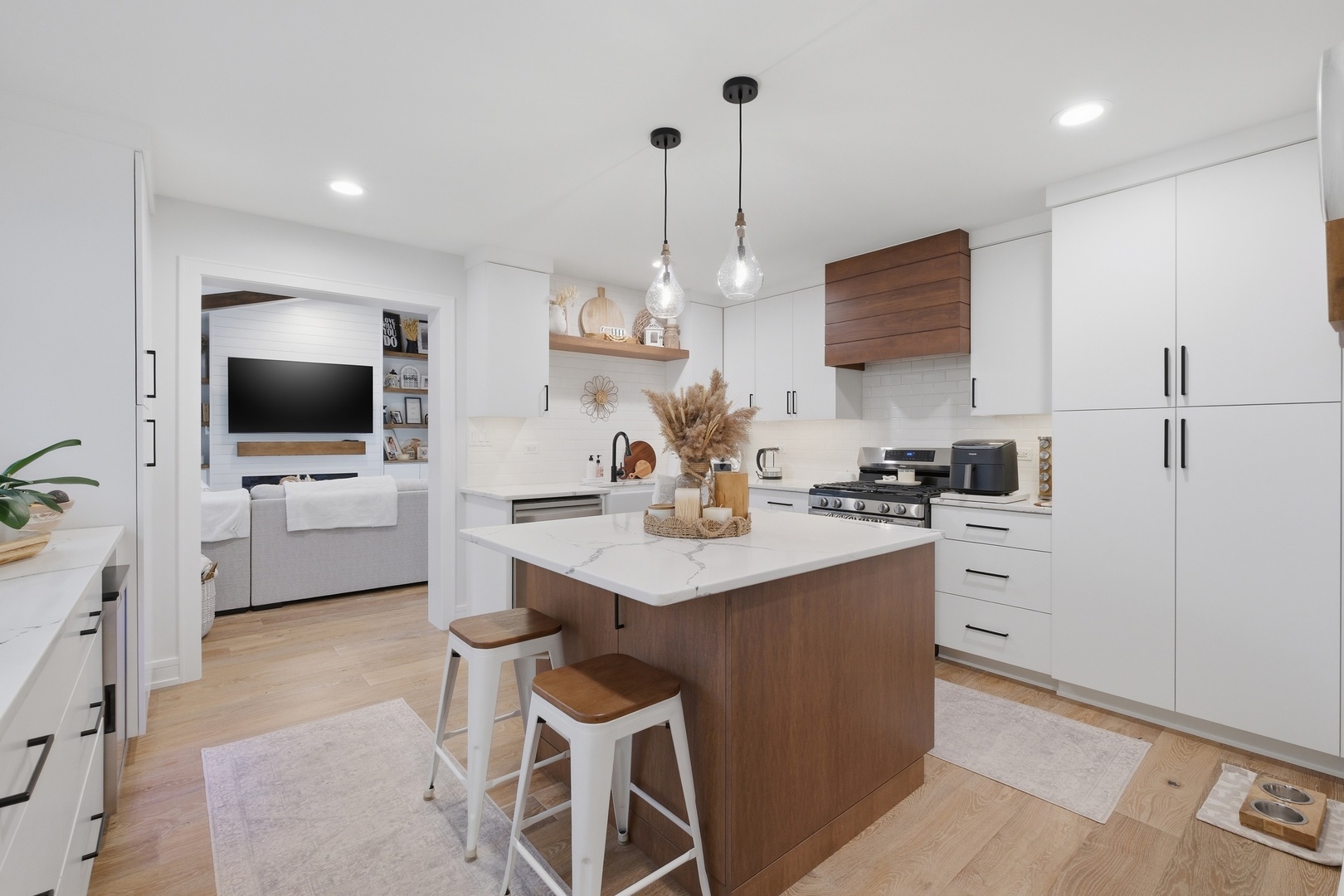 2221 Charmingfare Drive, Woodridge, IL 60517