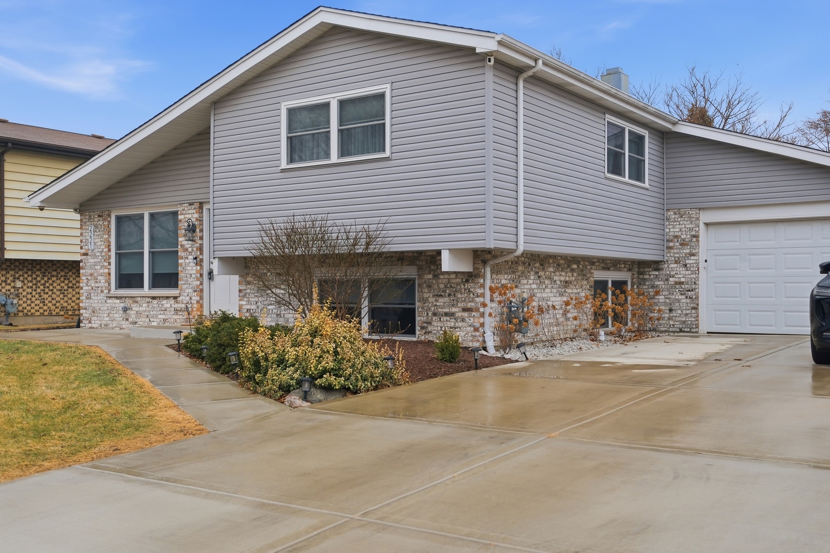 2221 Charmingfare Drive, Woodridge, IL 60517