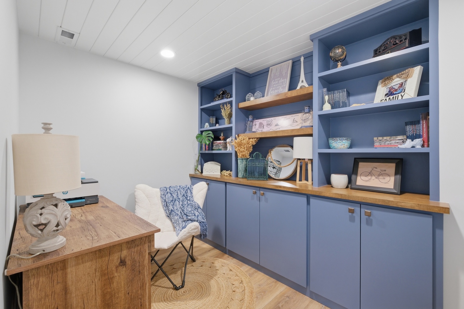 2221 Charmingfare Drive, Woodridge, IL 60517