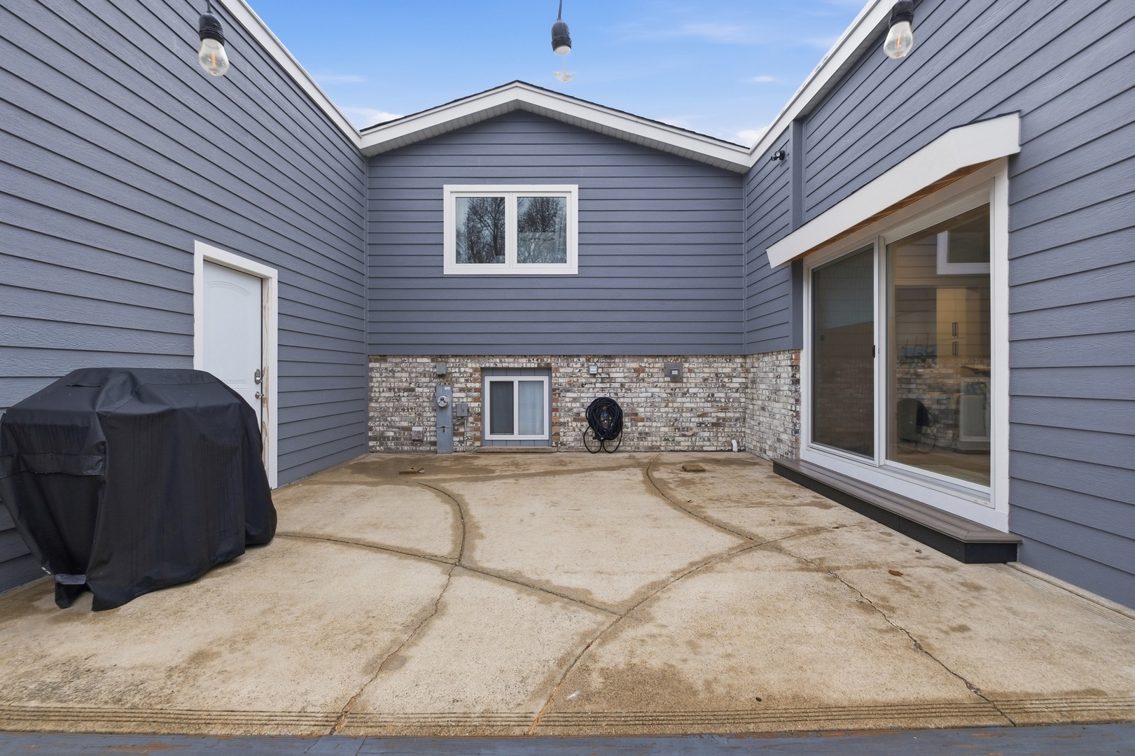 2221 Charmingfare Drive, Woodridge, IL 60517