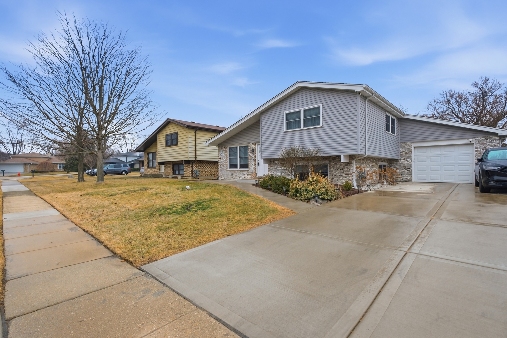 2221 Charmingfare Drive, Woodridge, IL 60517