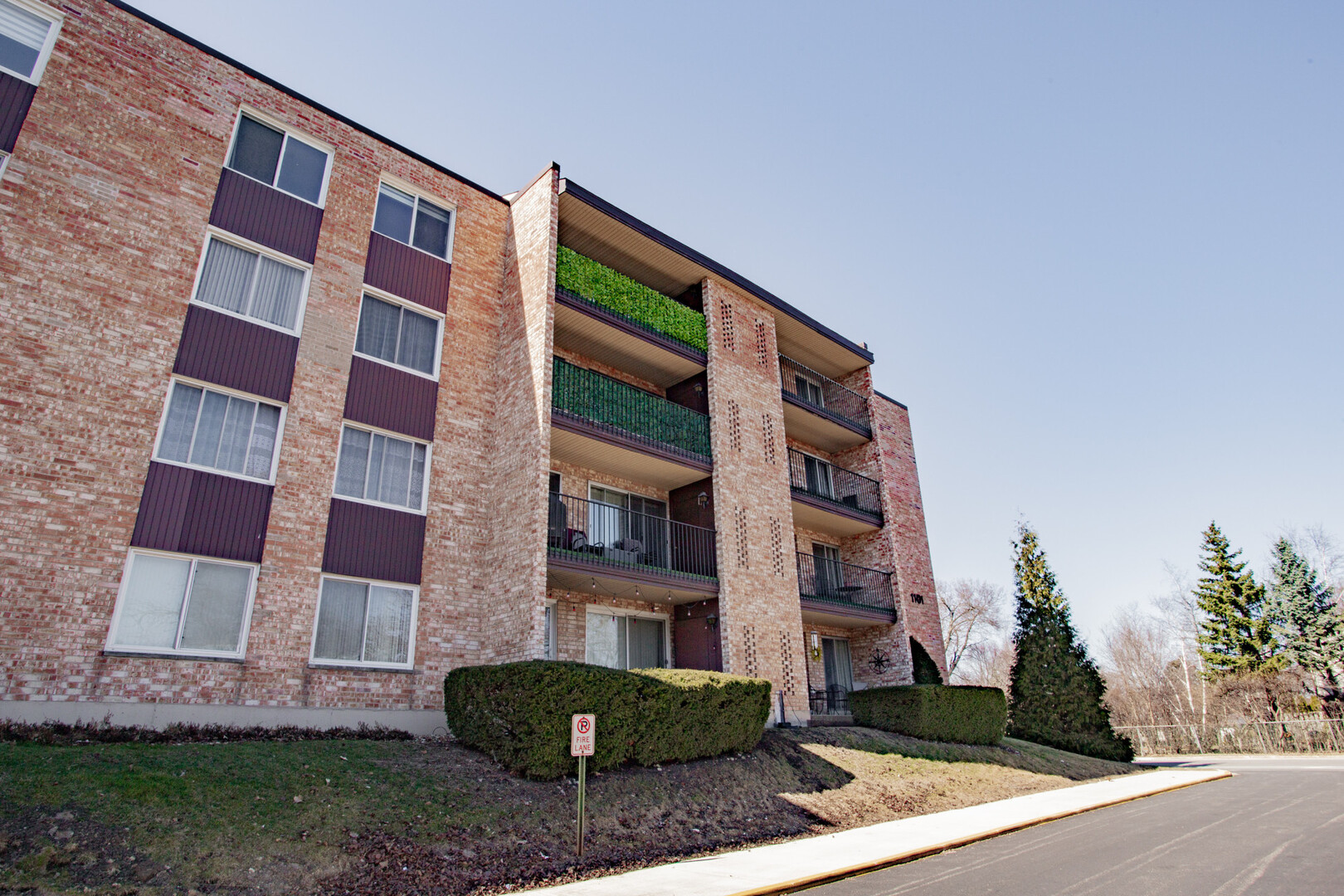 1101 S Hunt Club Drive #403, Mount Prospect, IL 60056