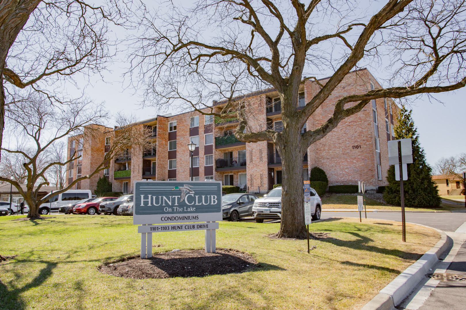 1101 S Hunt Club Drive #403, Mount Prospect, IL 60056