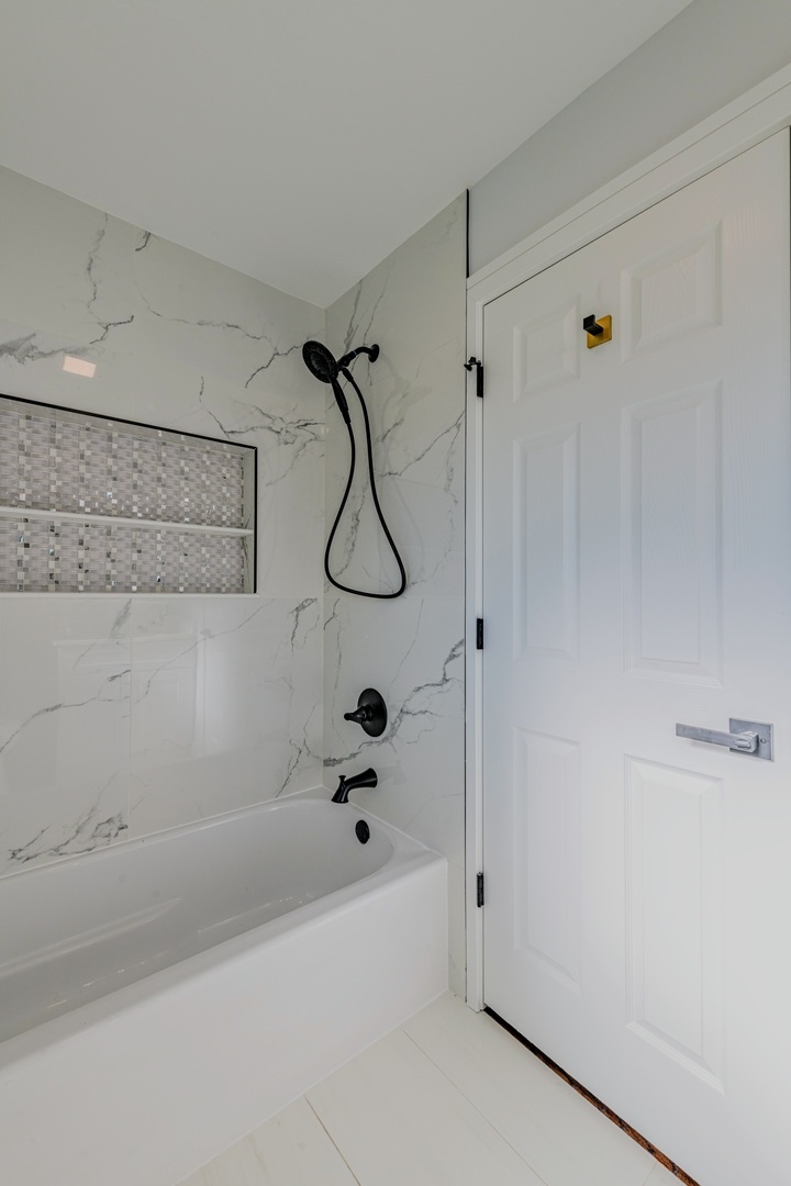 380 Ventura Club Drive, Roselle, IL 60172