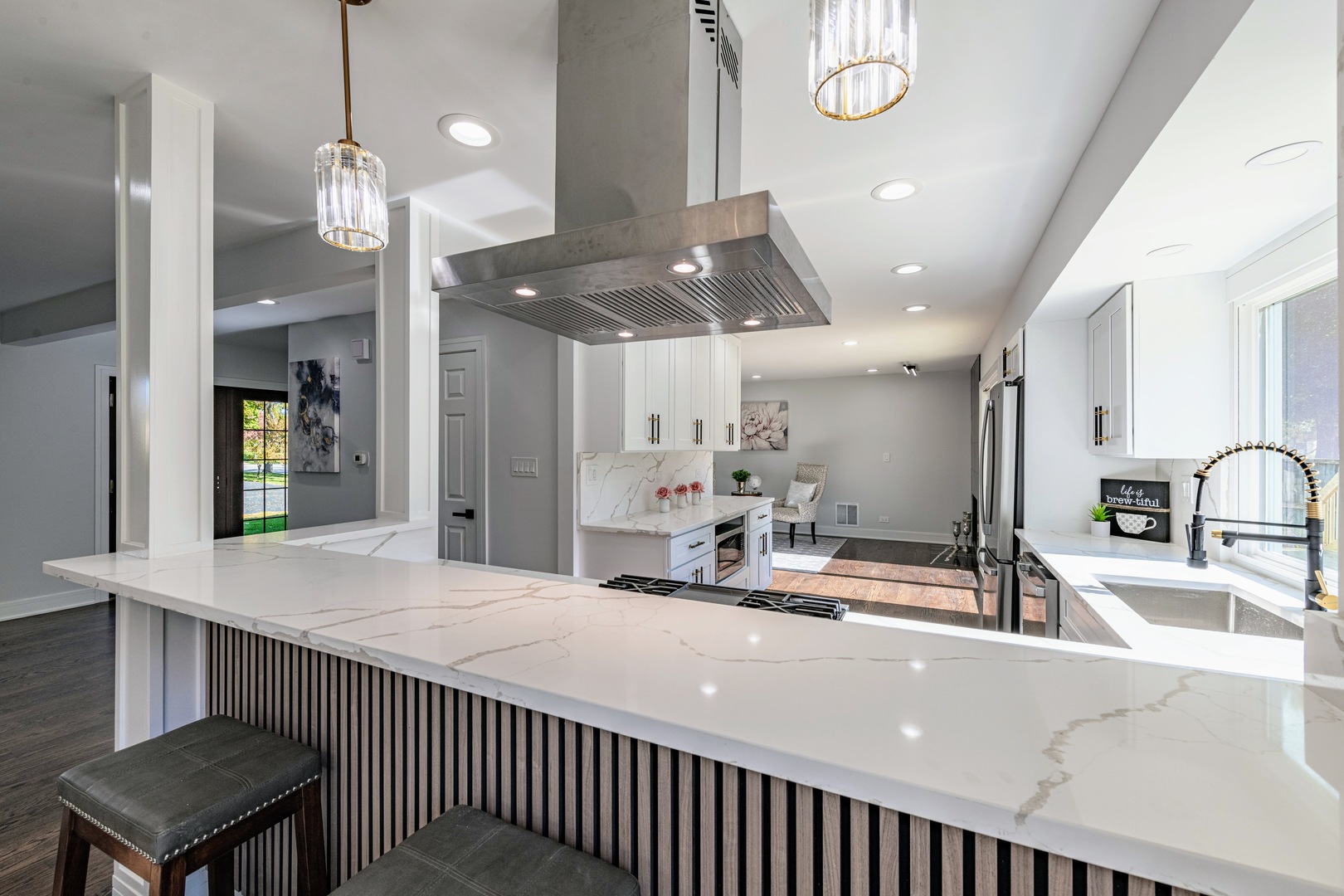 380 Ventura Club Drive, Roselle, IL 60172