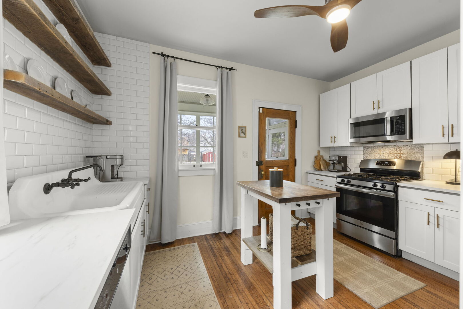 659 W Downer Place, Aurora, IL 60506