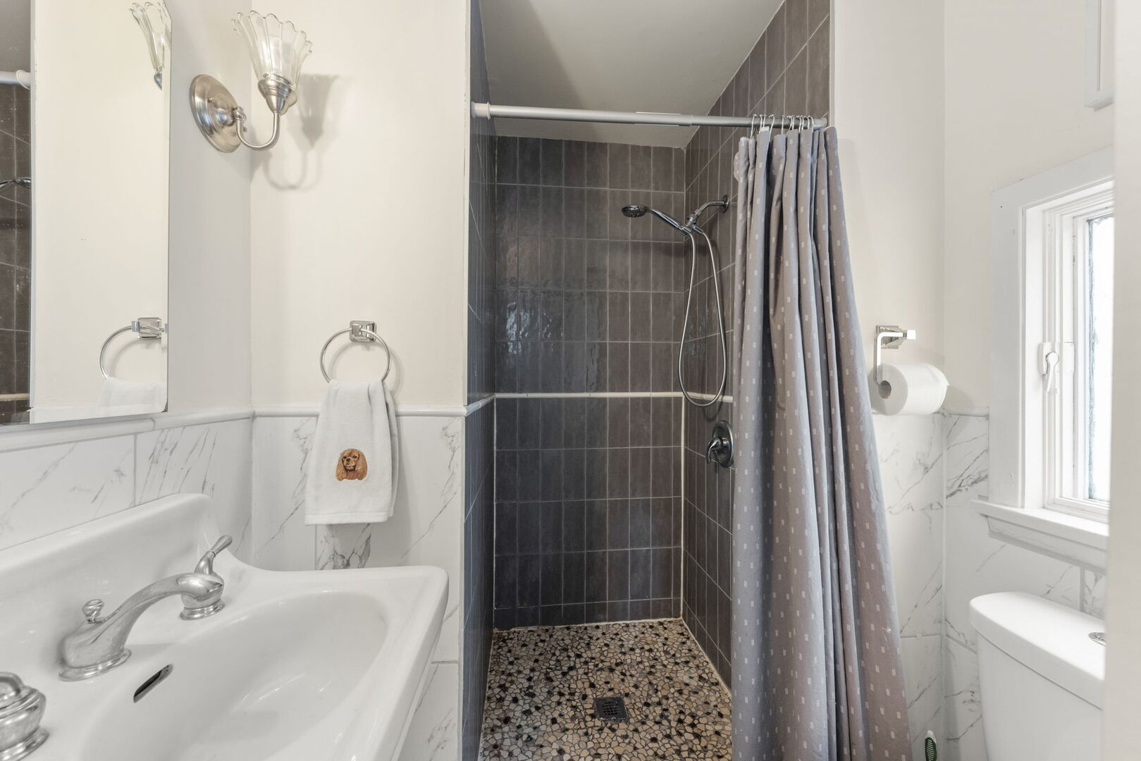 659 W Downer Place, Aurora, IL 60506